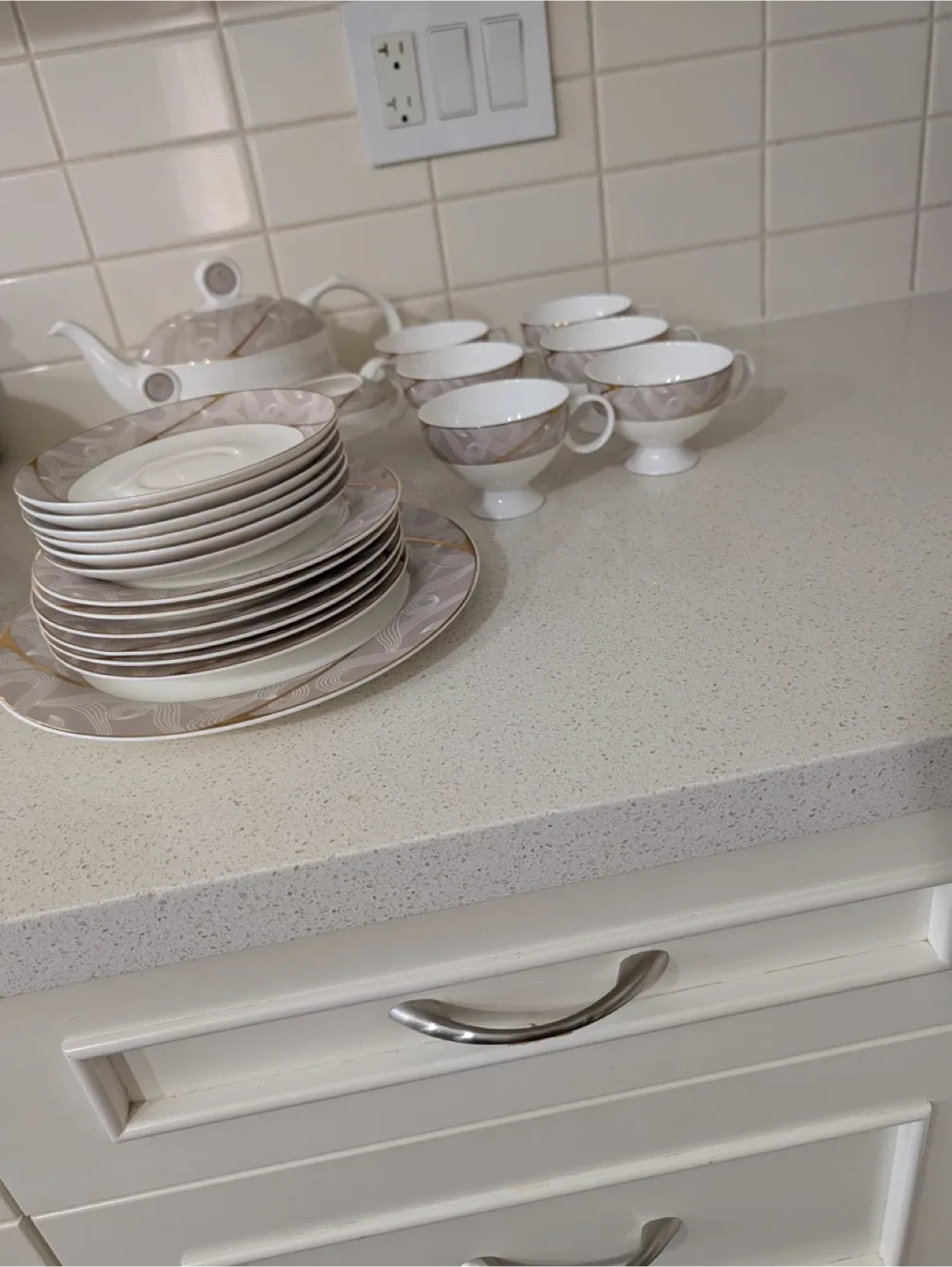 Elegant Tea Set - Teapot, Cups & Saucers bone tea set image indicator(2)