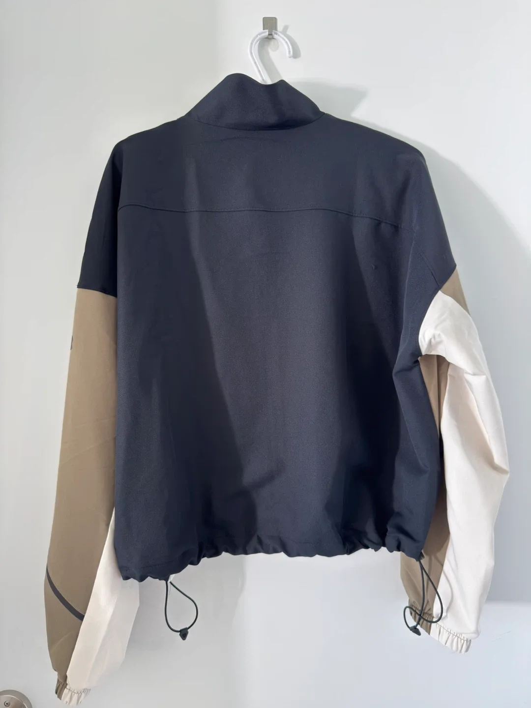 Under Armour Jacket - Size L image indicator(5)