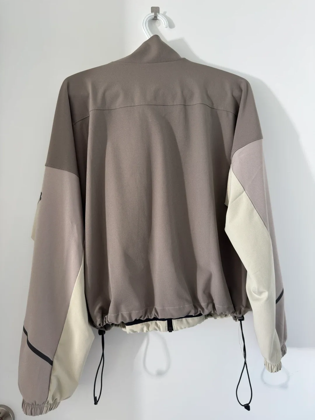 Under Armour Jacket - Size L image indicator(2)