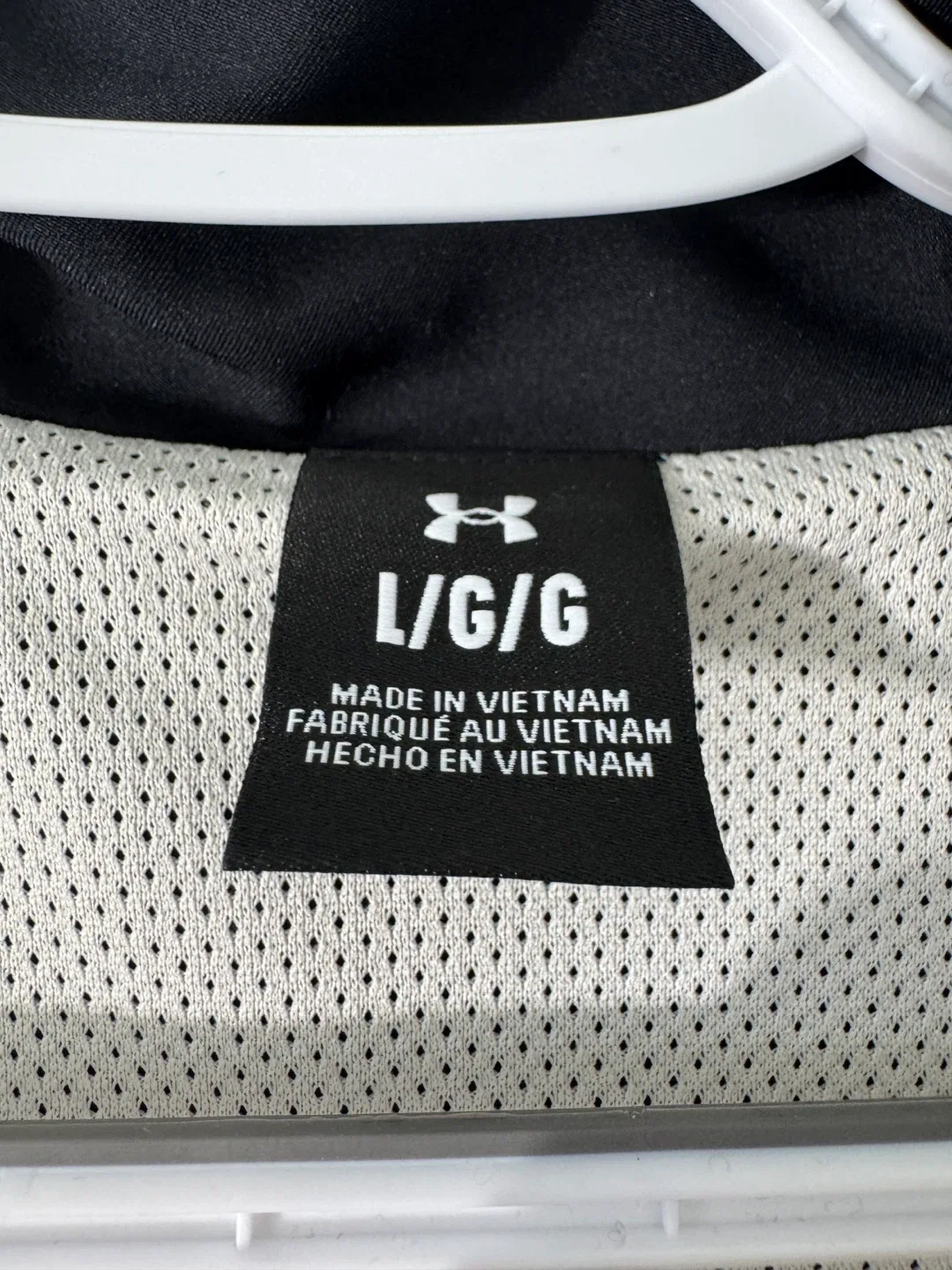 Under Armour Jacket - Size L image indicator(6)