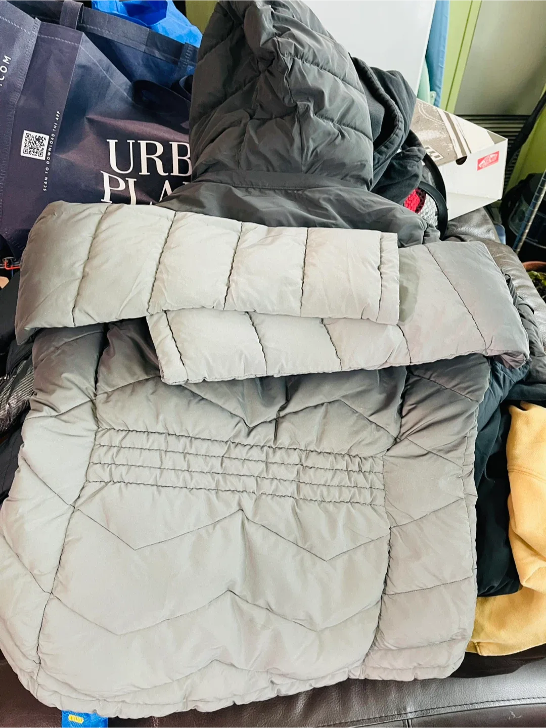 Calvin Klein Puffer Jacket - Size M image indicator(2)