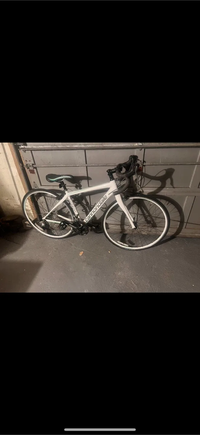 Cannondale Road Bike - White image indicator(2)