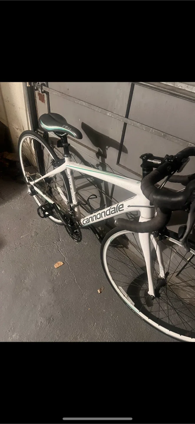Cannondale Road Bike - White image indicator(4)