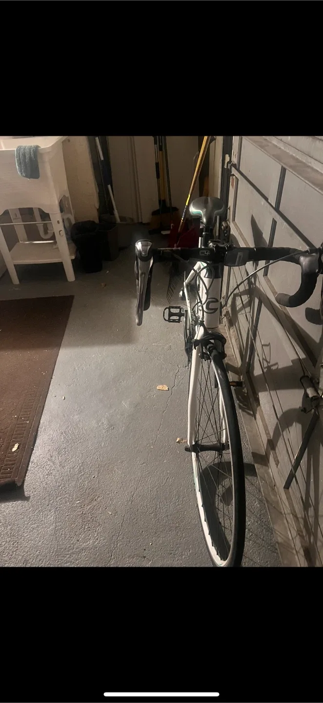 Cannondale Road Bike - White image indicator(3)