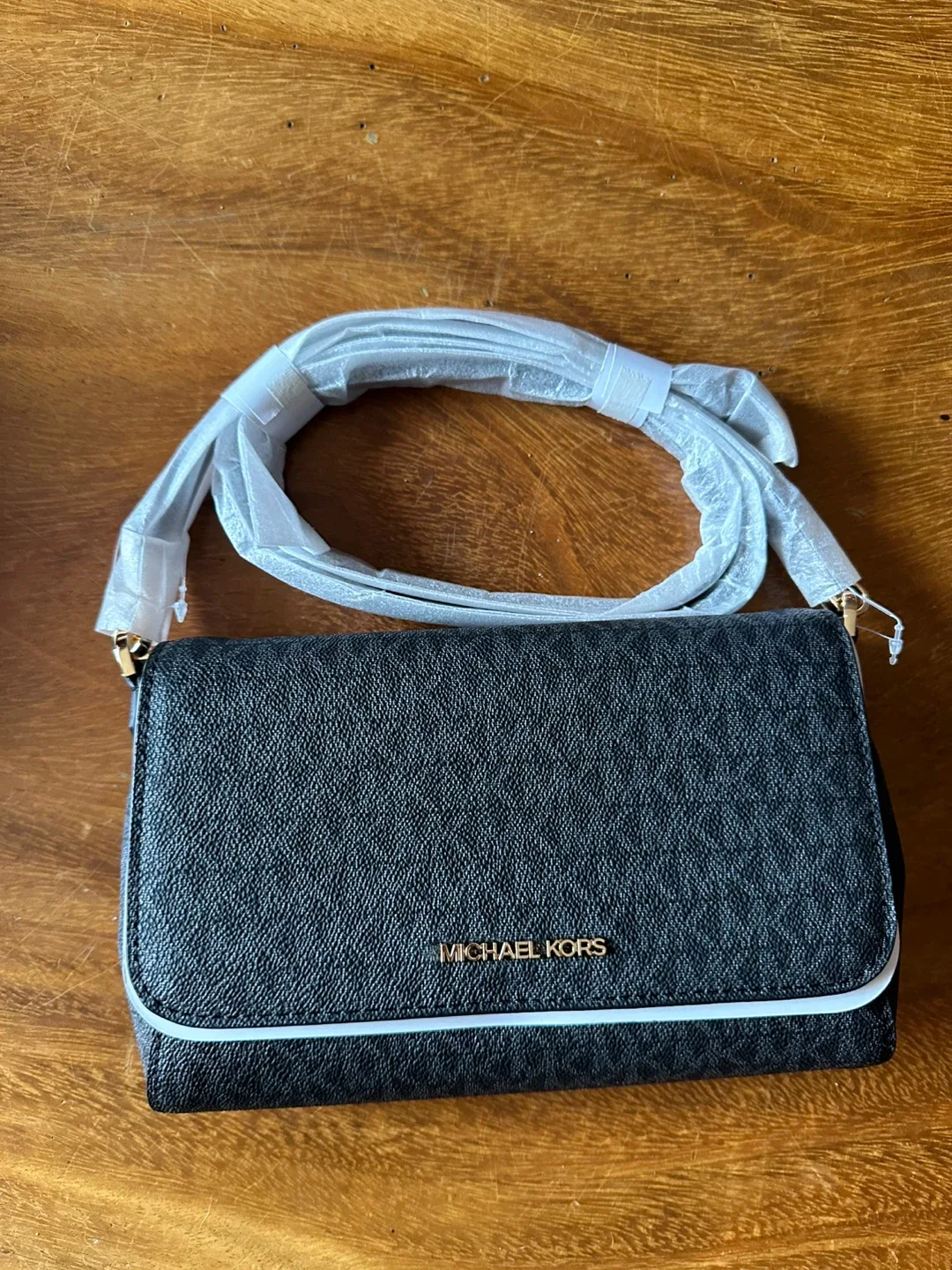 Michael Kors Black Crossbody Bag - Like New! image indicator(2)