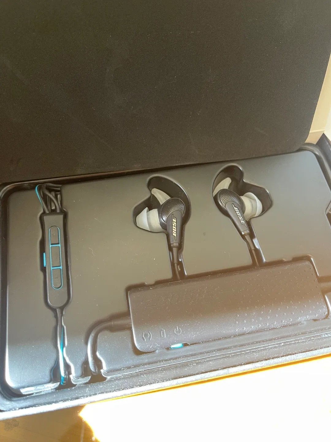 Bose QuietComfort 20 Acoustic Noise Cancelling Headphones image indicator(3)