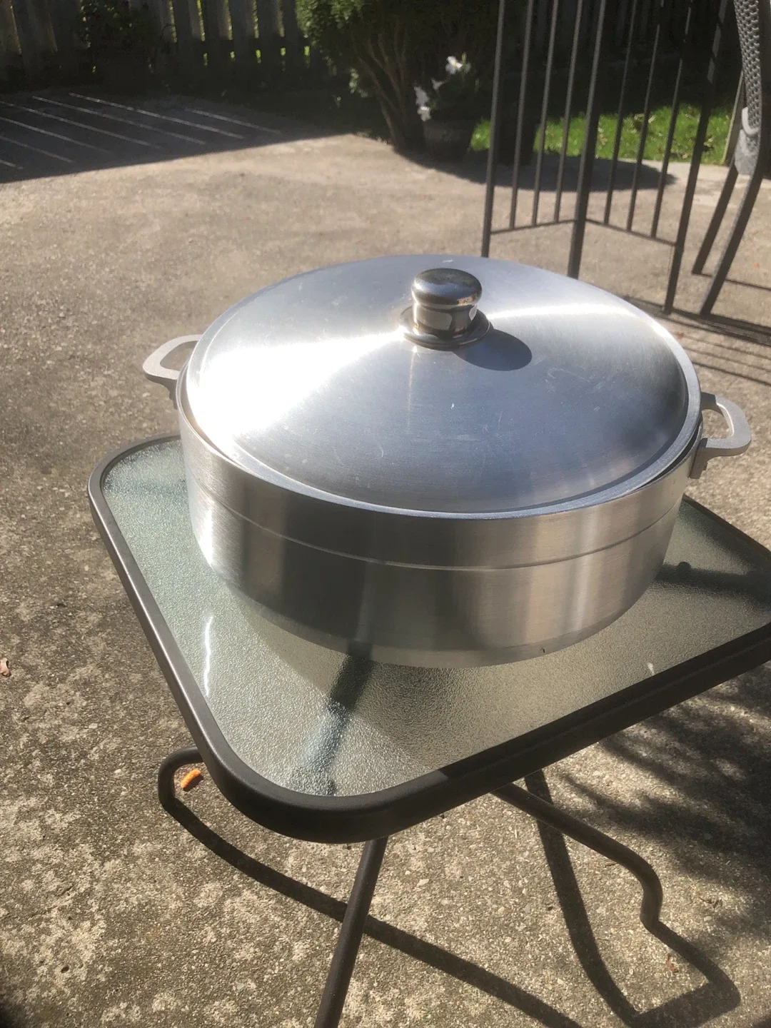 Large Aluminum Pot with Lid image indicator(5)