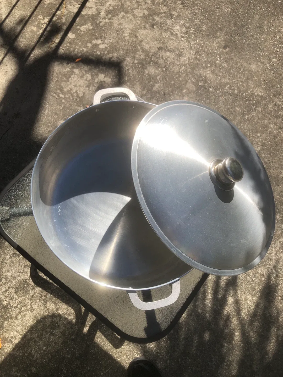 Large Aluminum Pot with Lid image indicator(3)