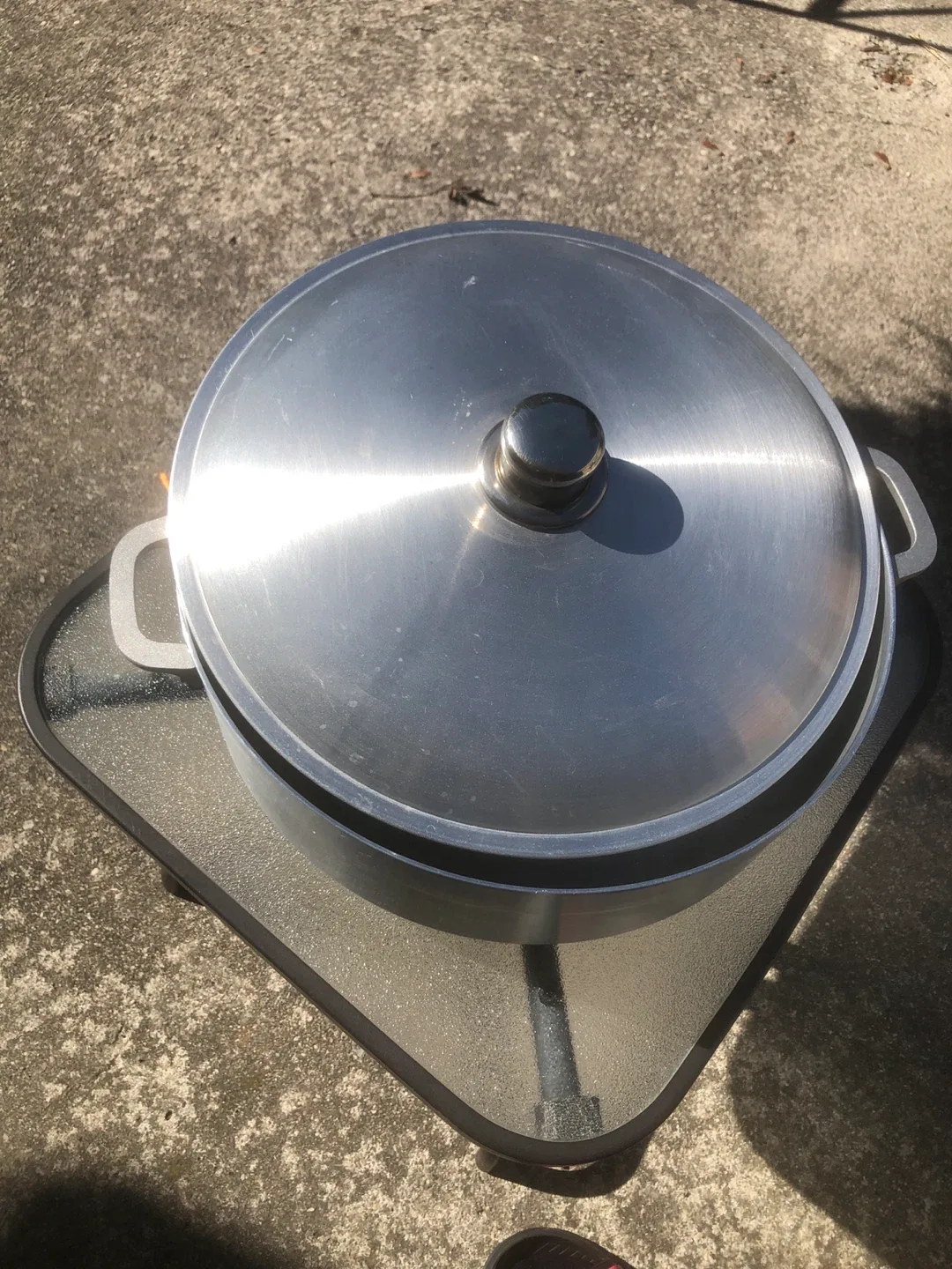 Large Aluminum Pot with Lid image indicator(4)