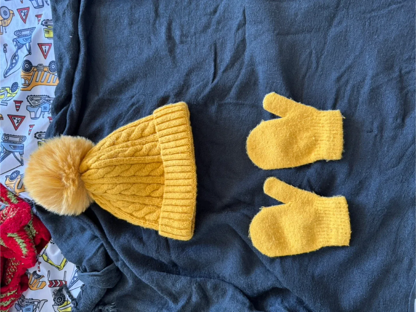 Yellow Hat and Mittens Set 3-9 M thumbnail