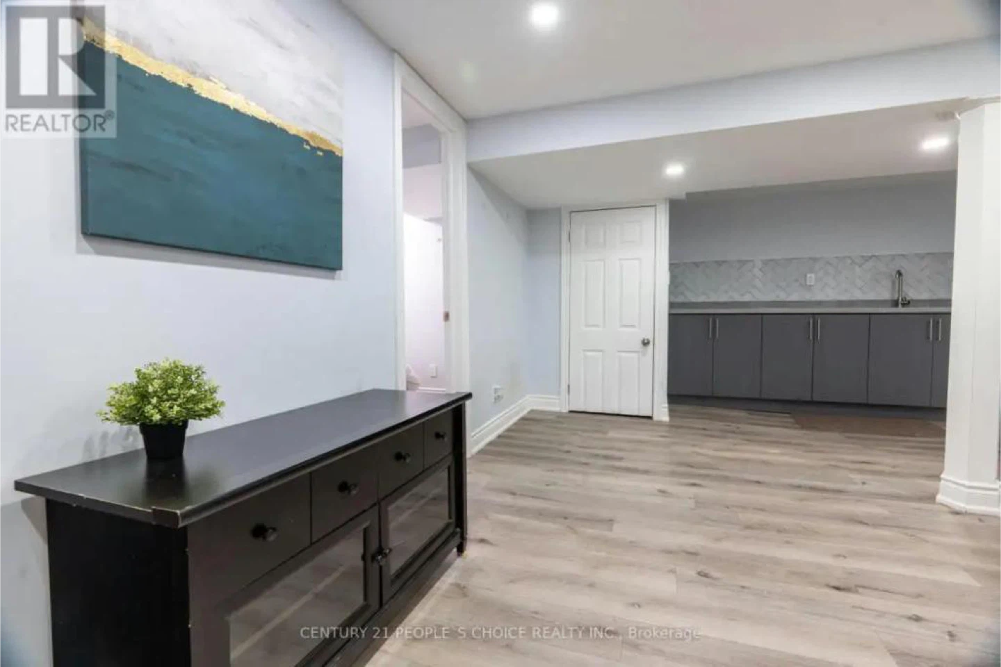 A room in a 2bed basement - photo 3