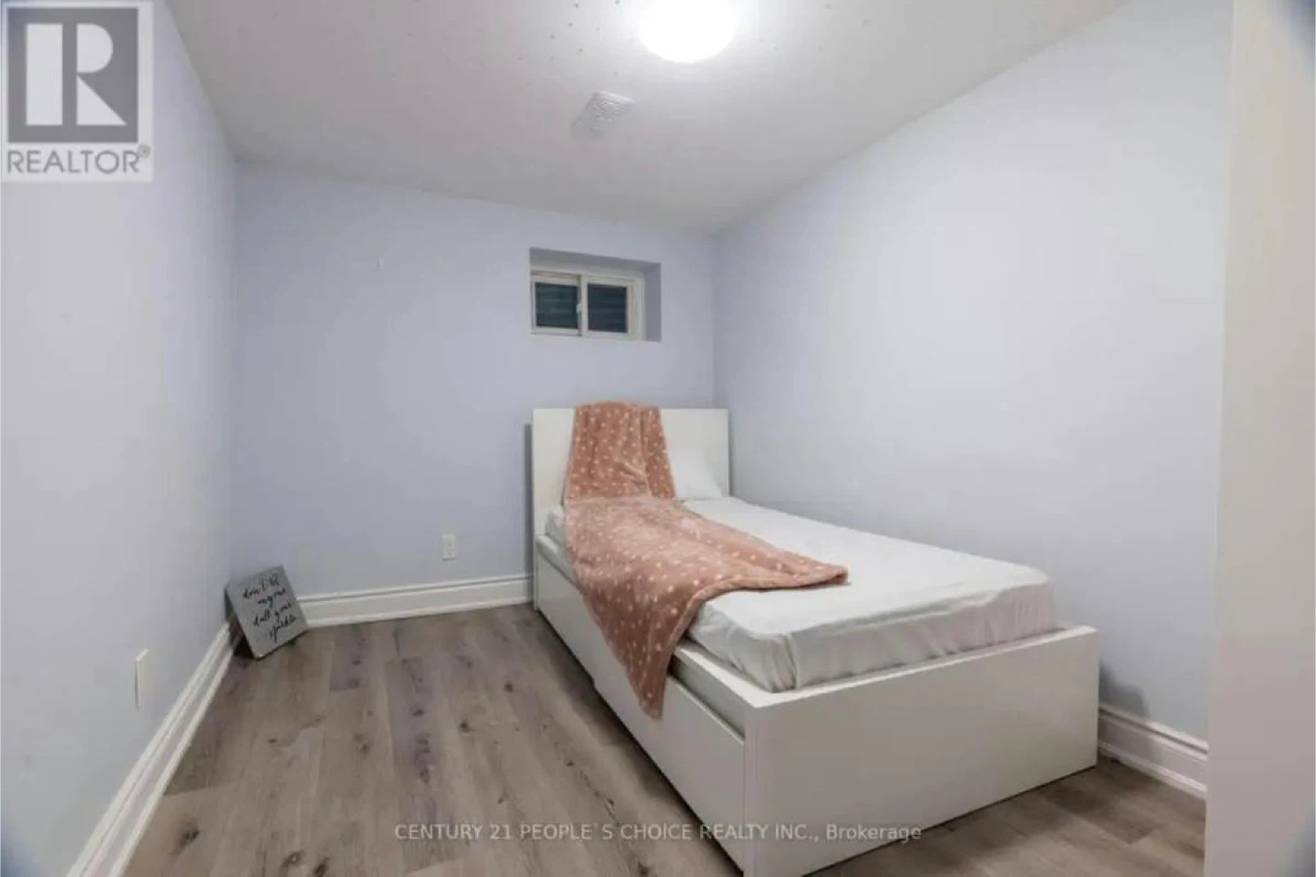 A room in a 2bed basement - photo 5