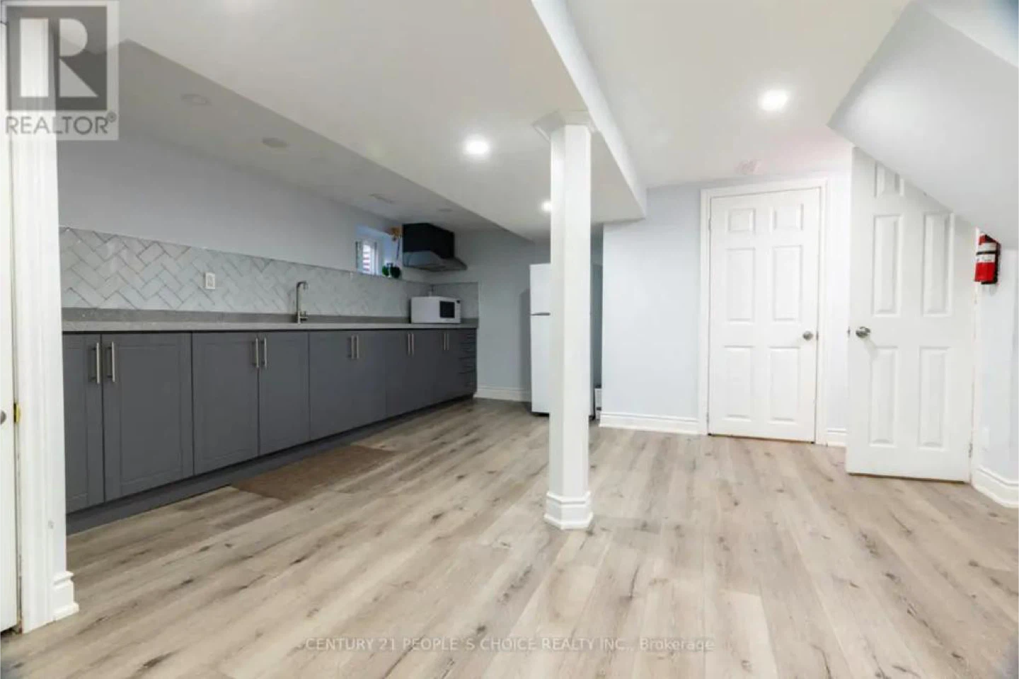 A room in a 2bed basement - photo 4