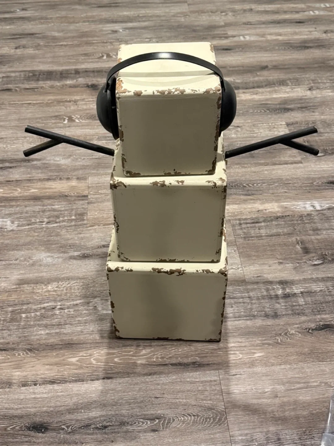 New GIL 26.25" Wood Dice Snowman w/ Earmuffs image indicator(2)