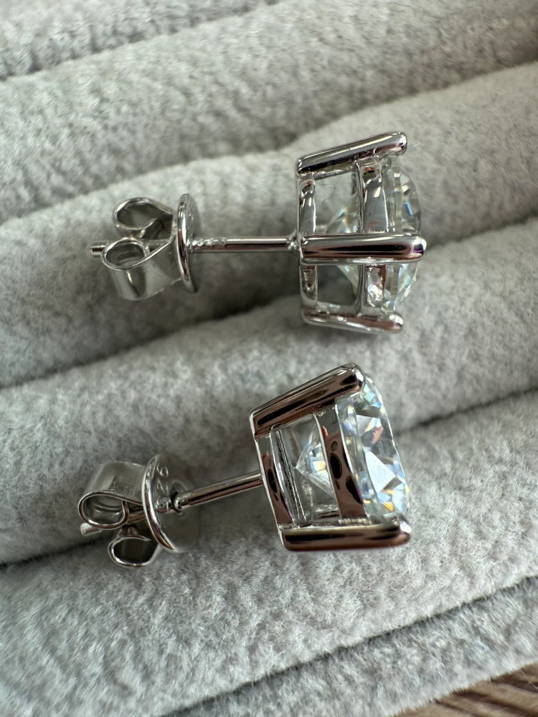 Brand new 2Ct. Silver 925 Moissanite Stud Earrings image indicator(2)