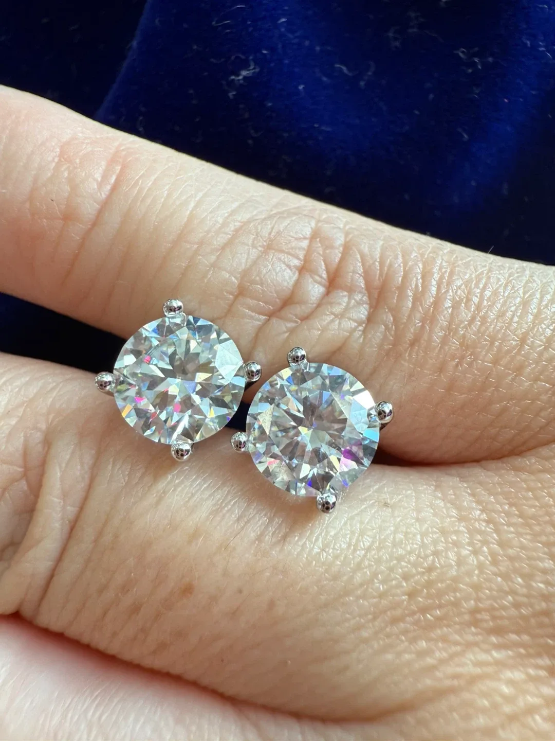 Brand new 2Ct. Silver 925 Moissanite Stud Earrings image indicator(3)