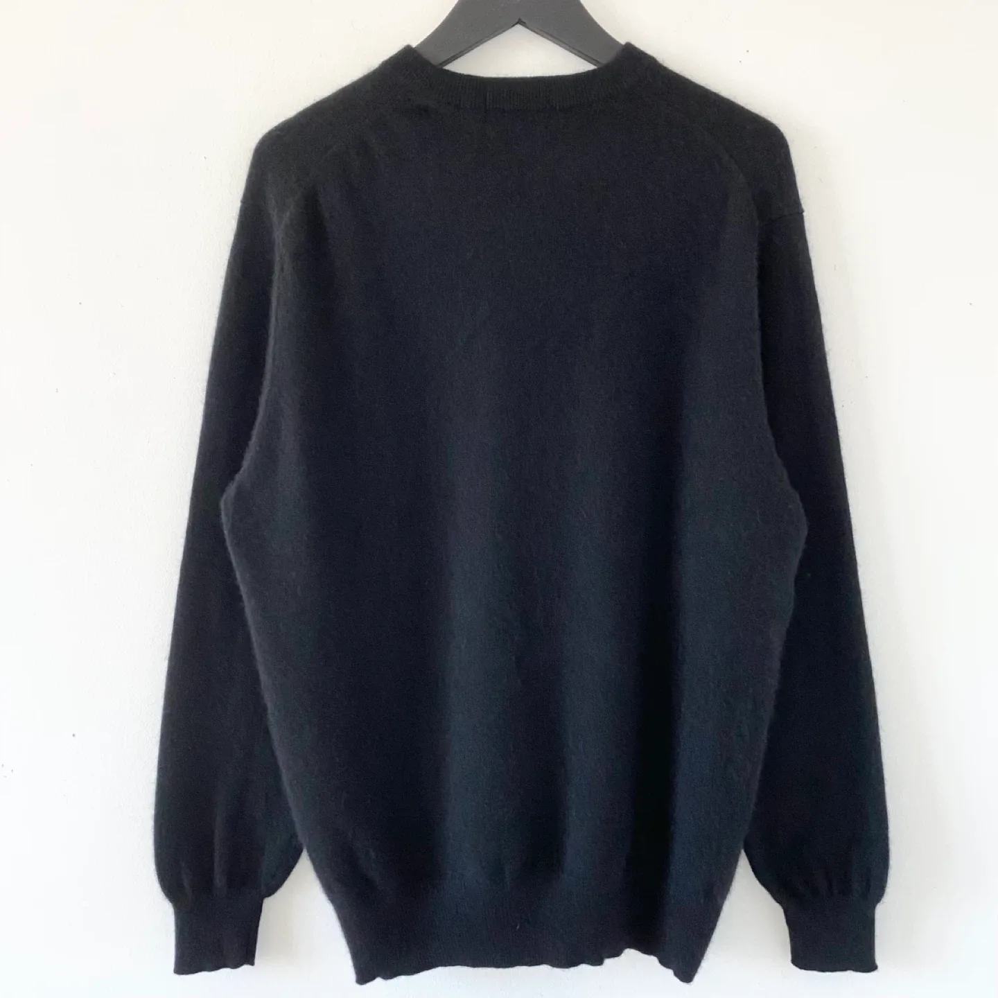 100% Cashmere Classic V-Neck Sweater image indicator(3)