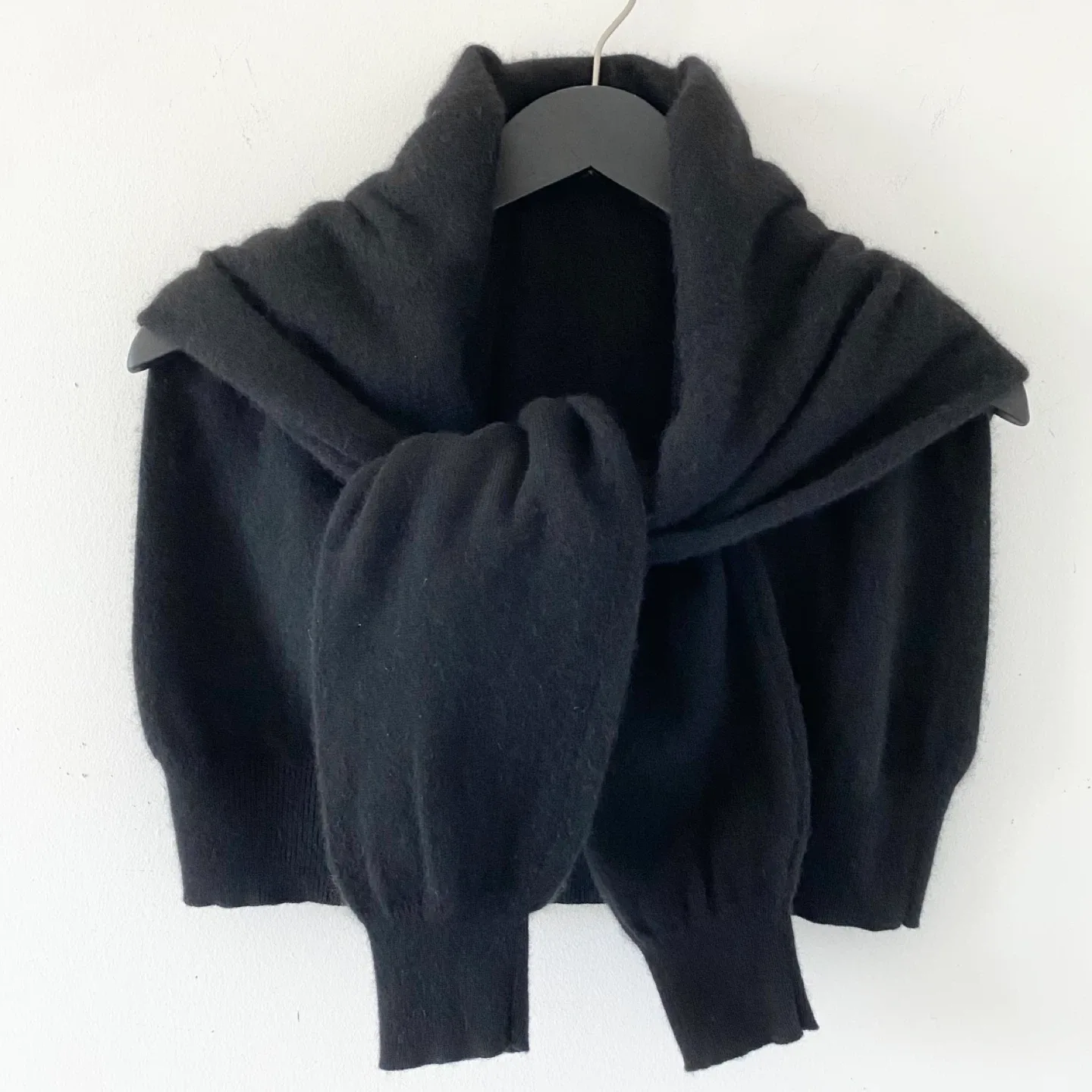 100% Cashmere Classic V-Neck Sweater image indicator(4)