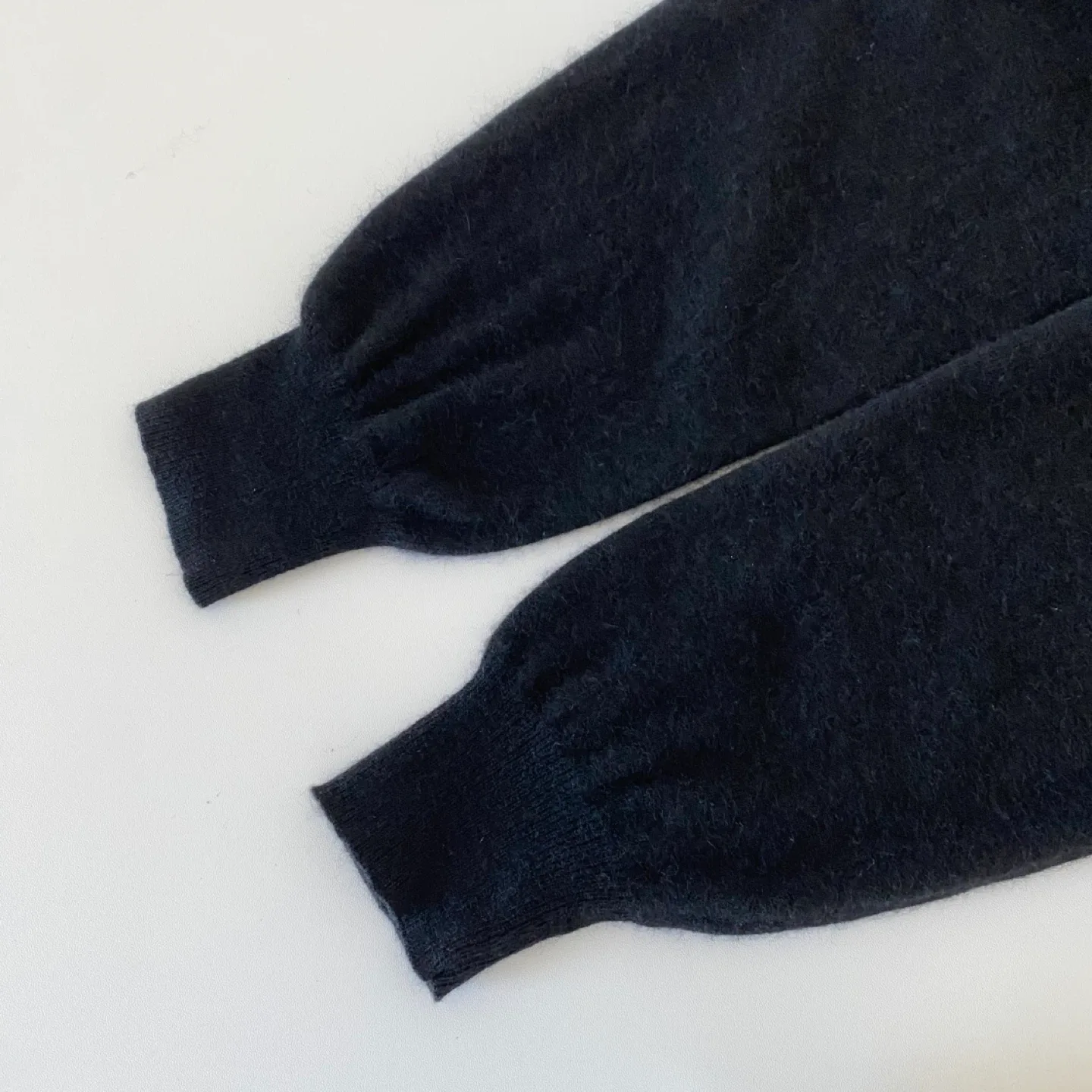 100% Cashmere Classic V-Neck Sweater image indicator(5)