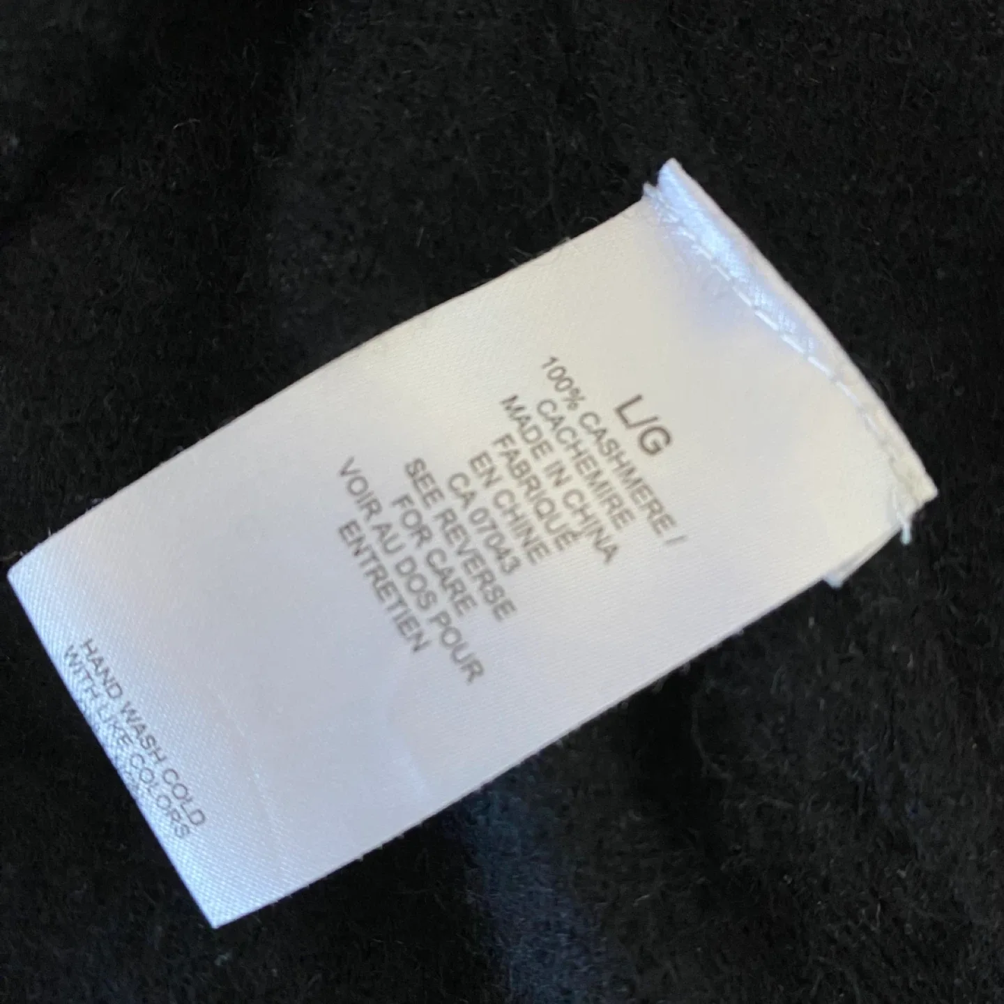 100% Cashmere Classic V-Neck Sweater image indicator(8)