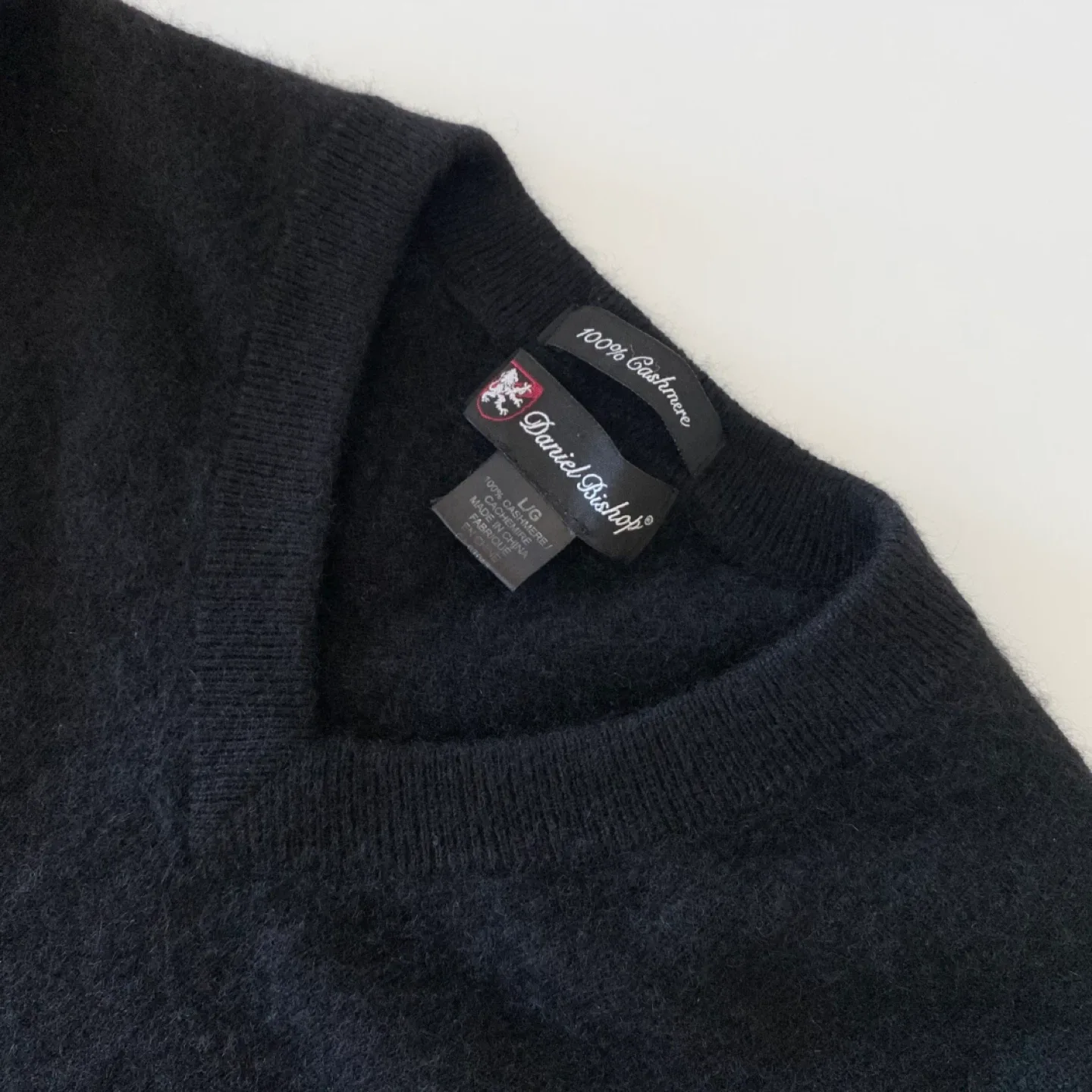 100% Cashmere Classic V-Neck Sweater image indicator(7)