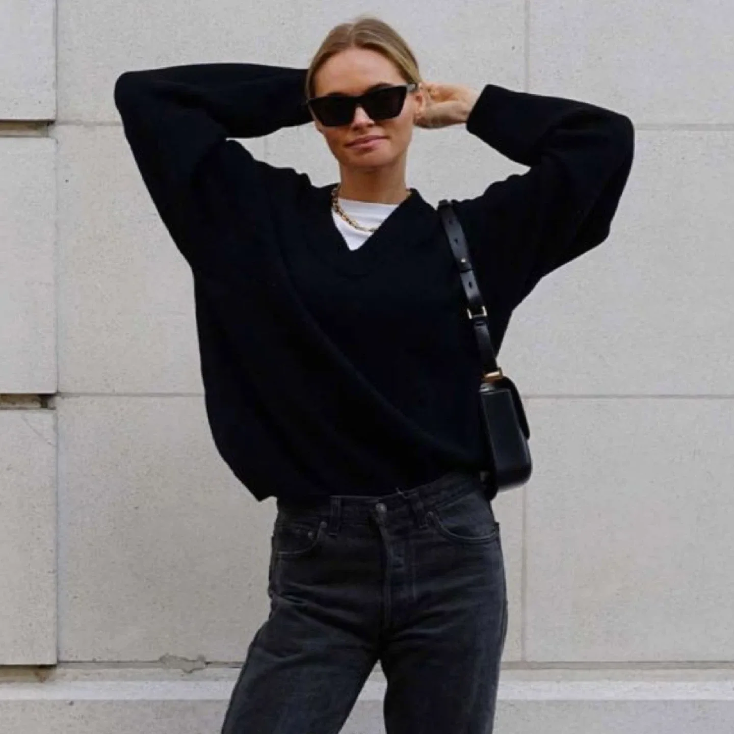 100% Cashmere Classic V-Neck Sweater thumbnail