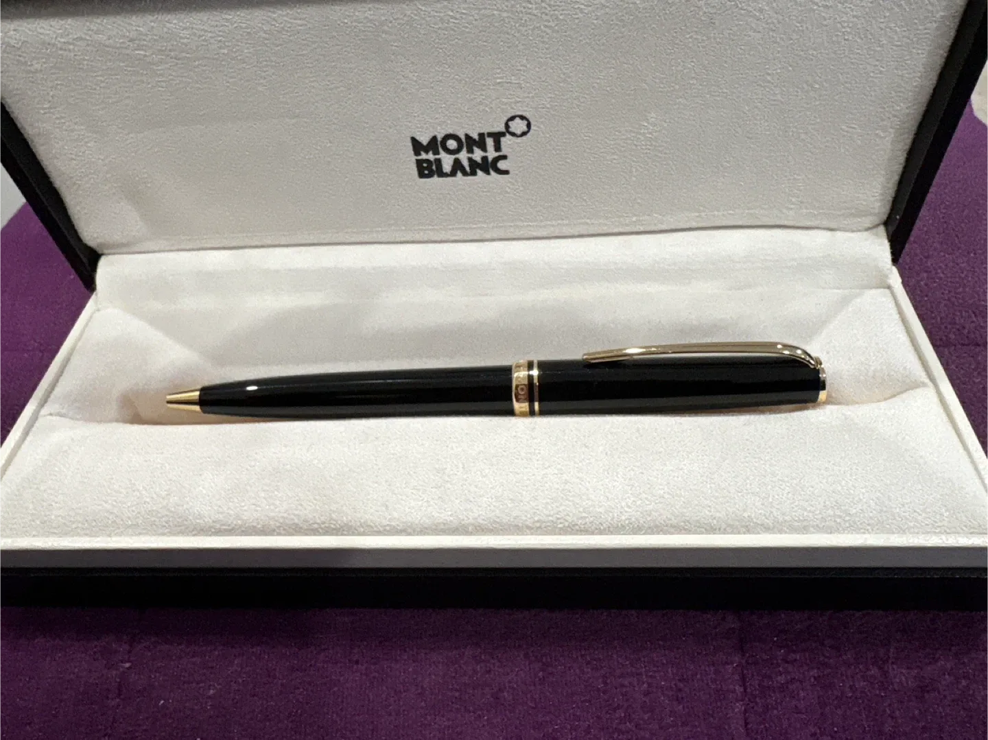 Montblanc Meisterstück Classique Gold Trim Ballpoint Pen - Black image indicator(2)