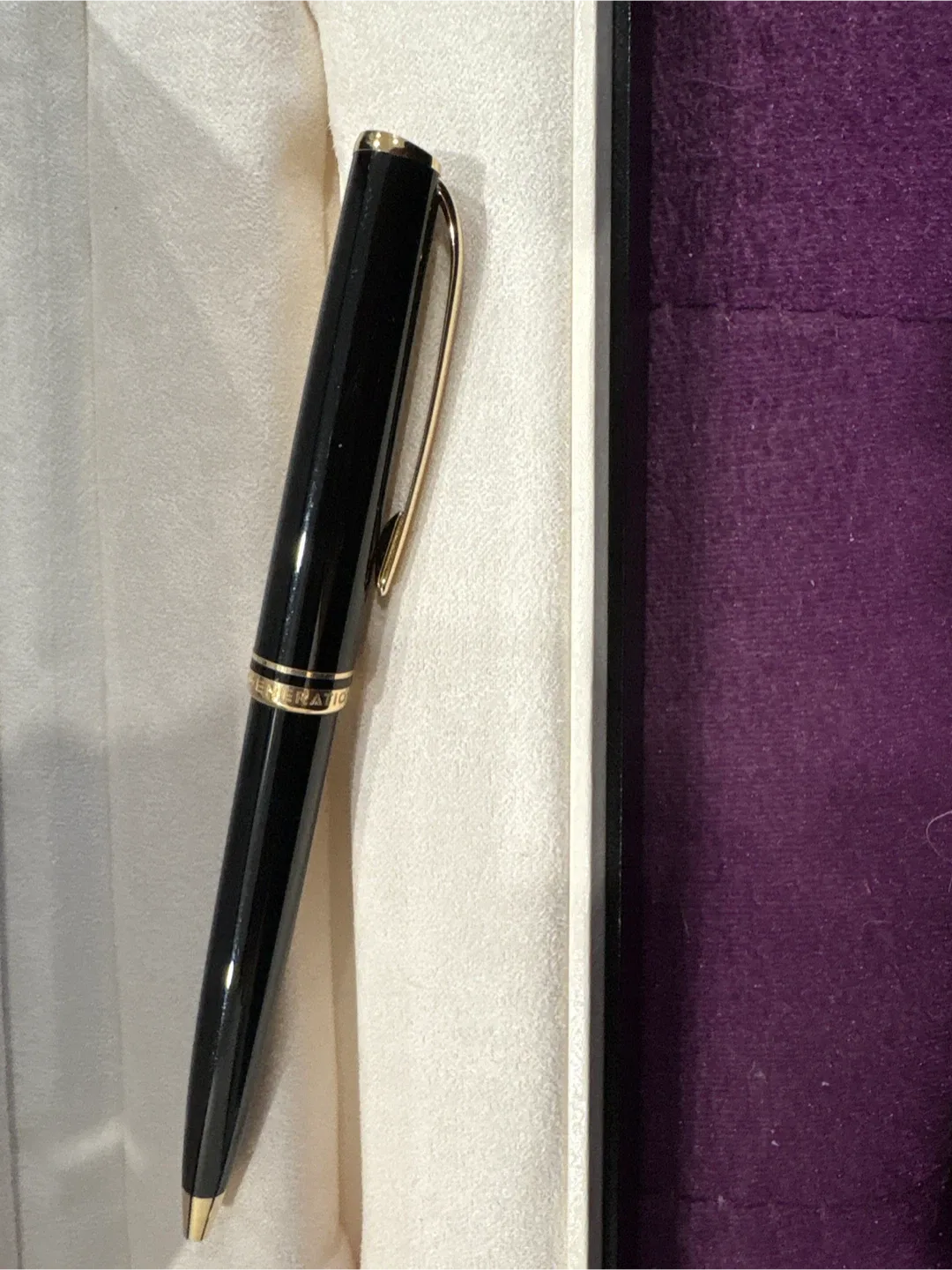 Montblanc Meisterstück Classique Gold Trim Ballpoint Pen - Black image indicator(4)