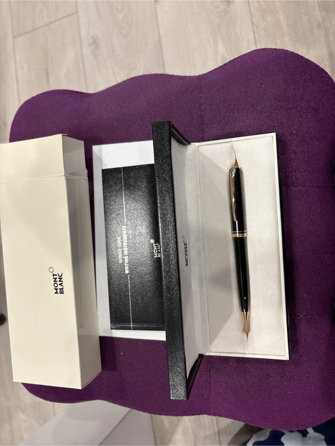 Montblanc Meisterstück Classique Gold Trim Ballpoint Pen - Black image indicator(3)