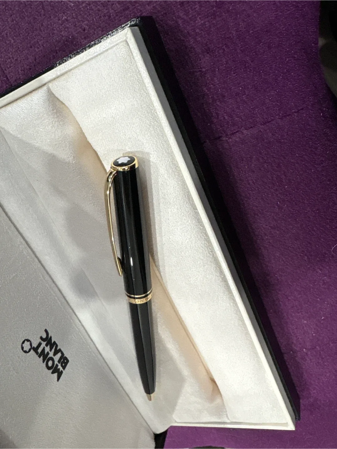 Montblanc Meisterstück Classique Gold Trim Ballpoint Pen - Black image indicator(5)