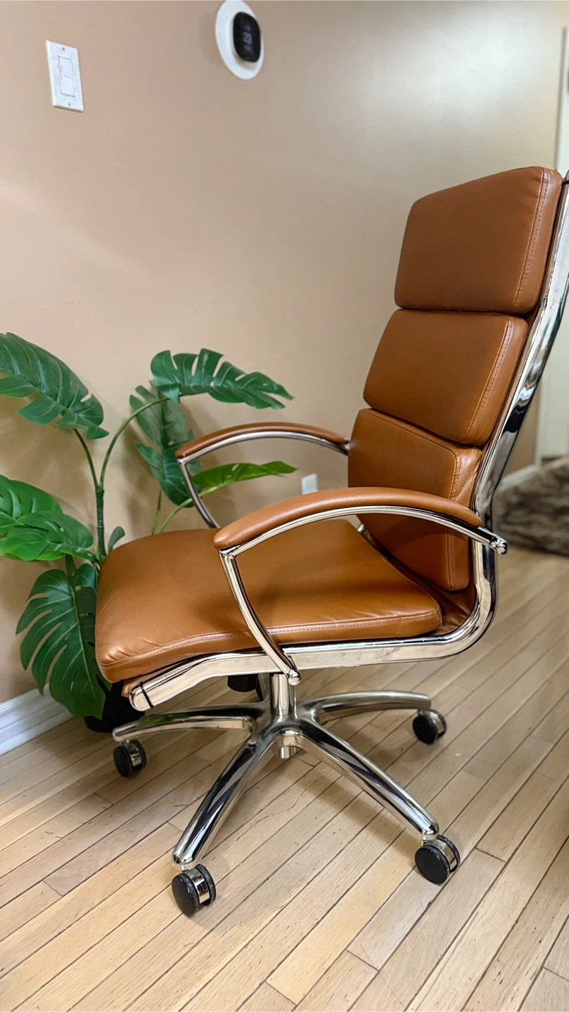 Tall Executive Office Chair in Mint Condition - photo 2