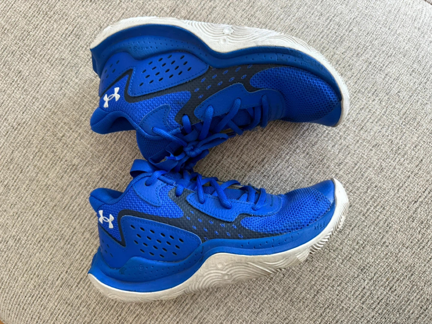 Under Armour Kids' Basketball Shoes size 5 - photo 3