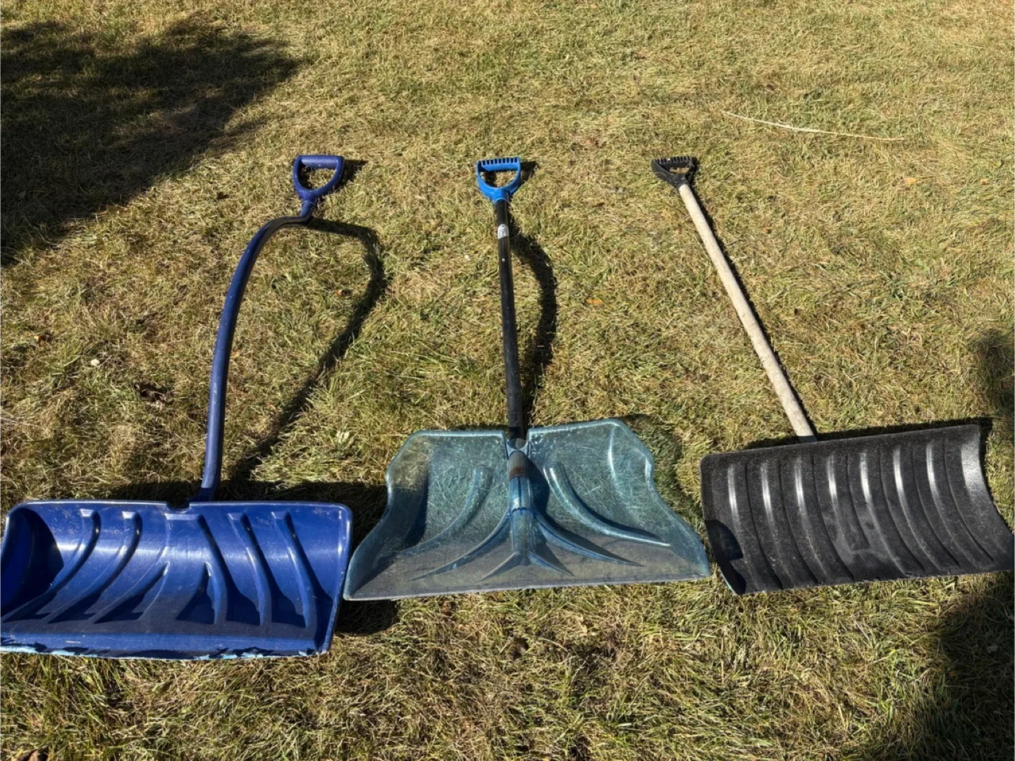 Snow shovels thumbnail
