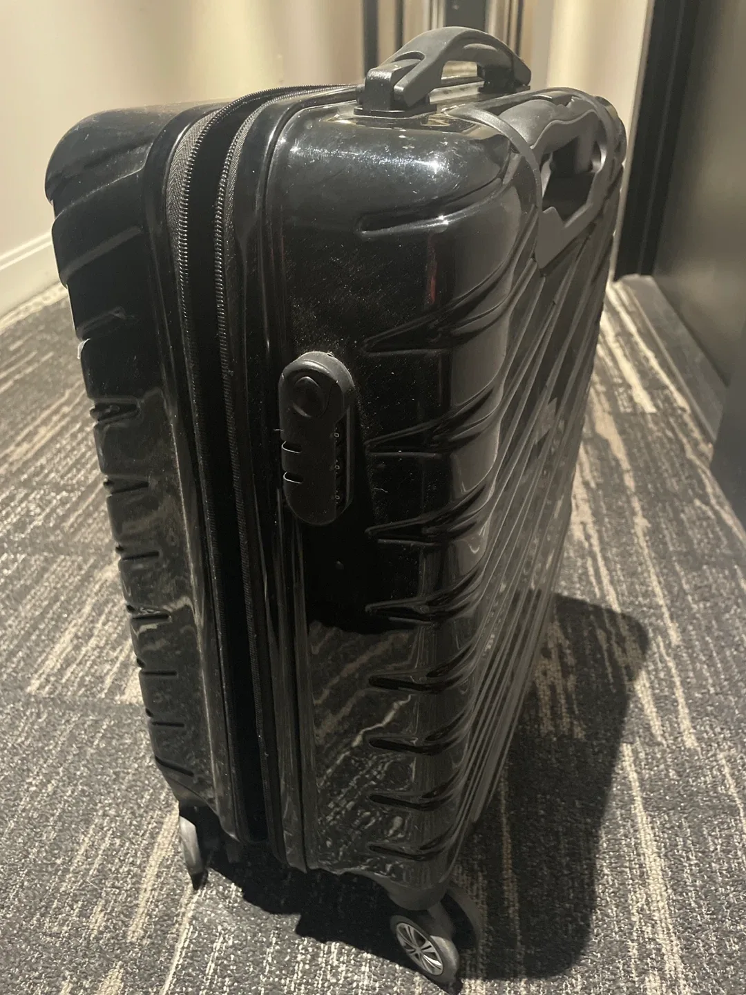 ***Please Read***Carry-on Luggage image indicator(2)
