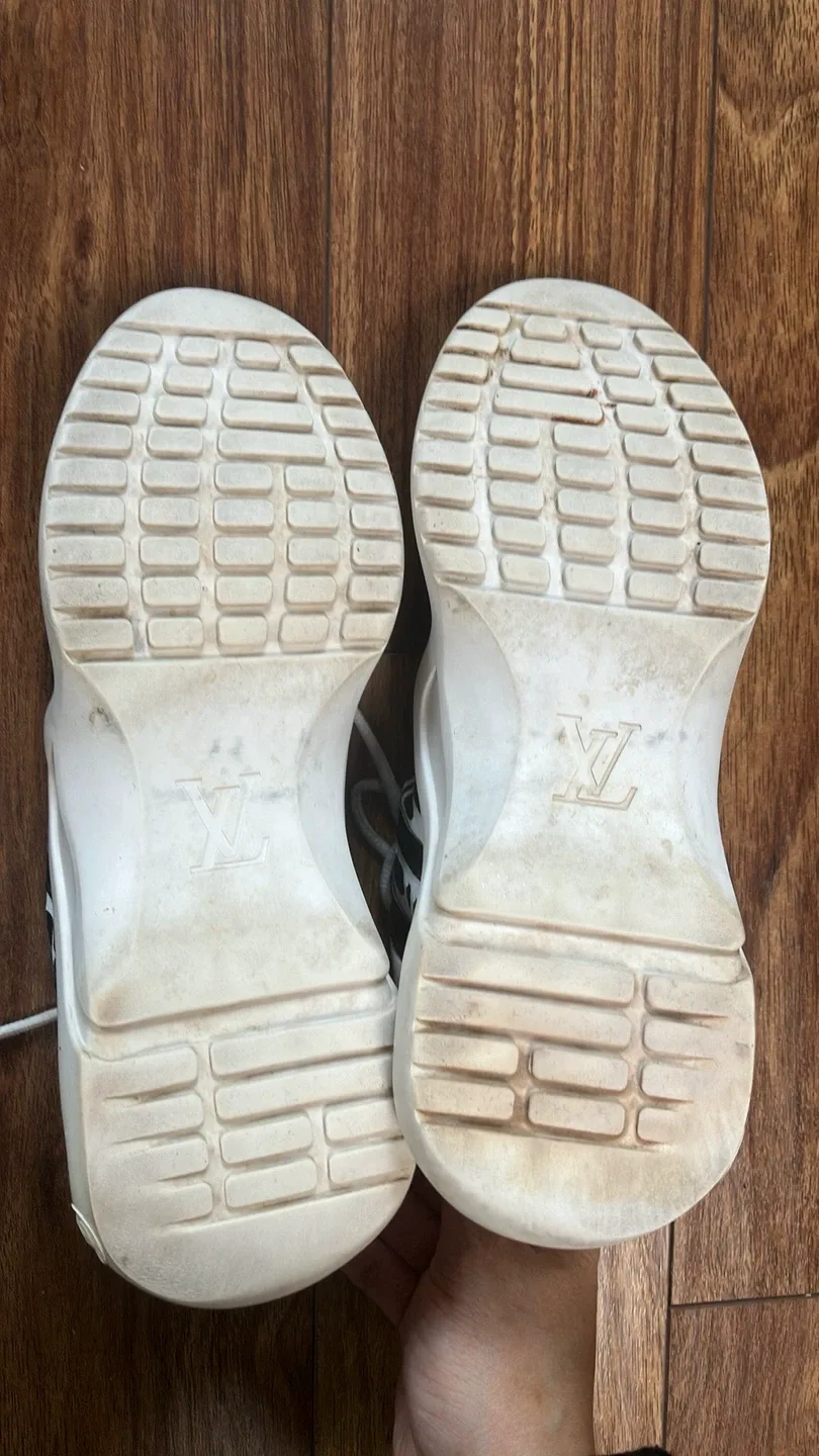 Louis Vuitton Black & White Sneakers image indicator(5)