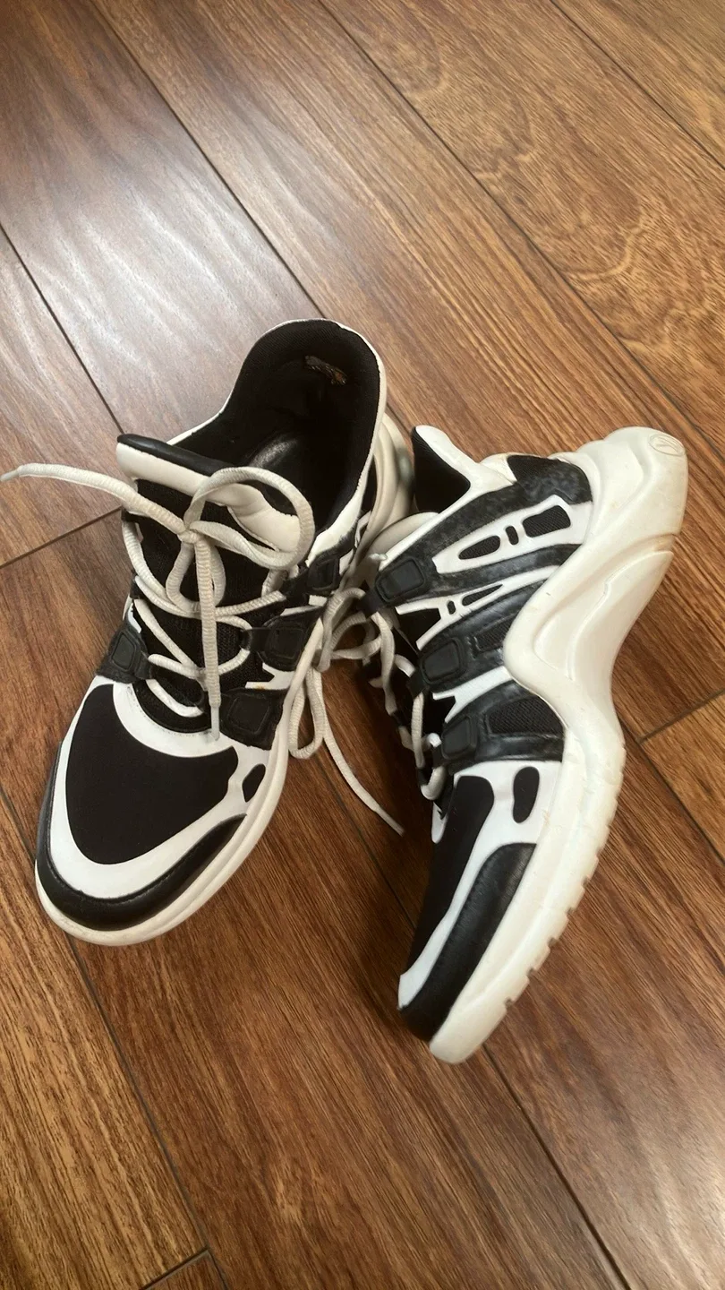 Louis Vuitton Black & White Sneakers image indicator(2)