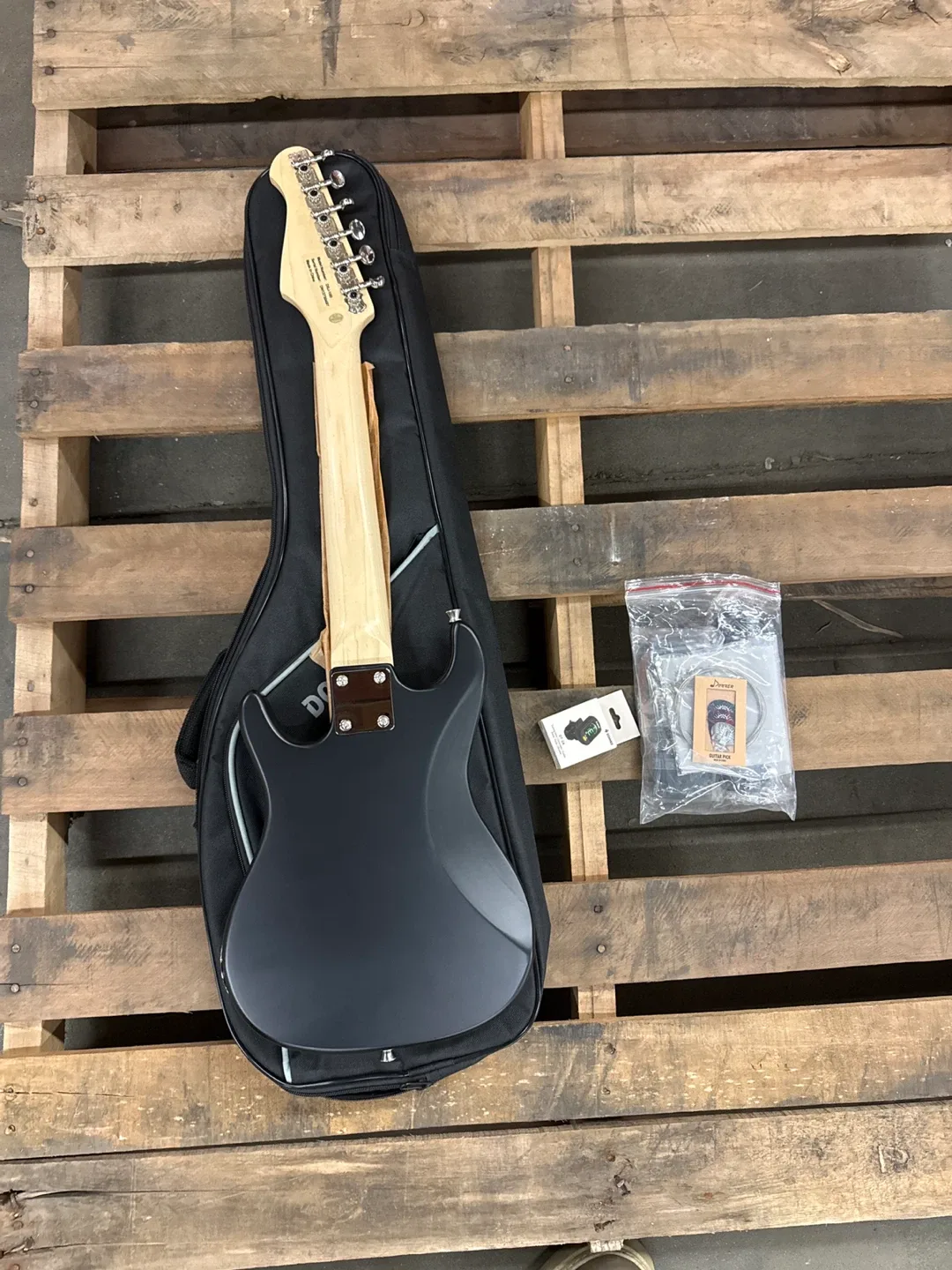 Donner Electric Guitar with Gig Bag - Black image indicator(2)
