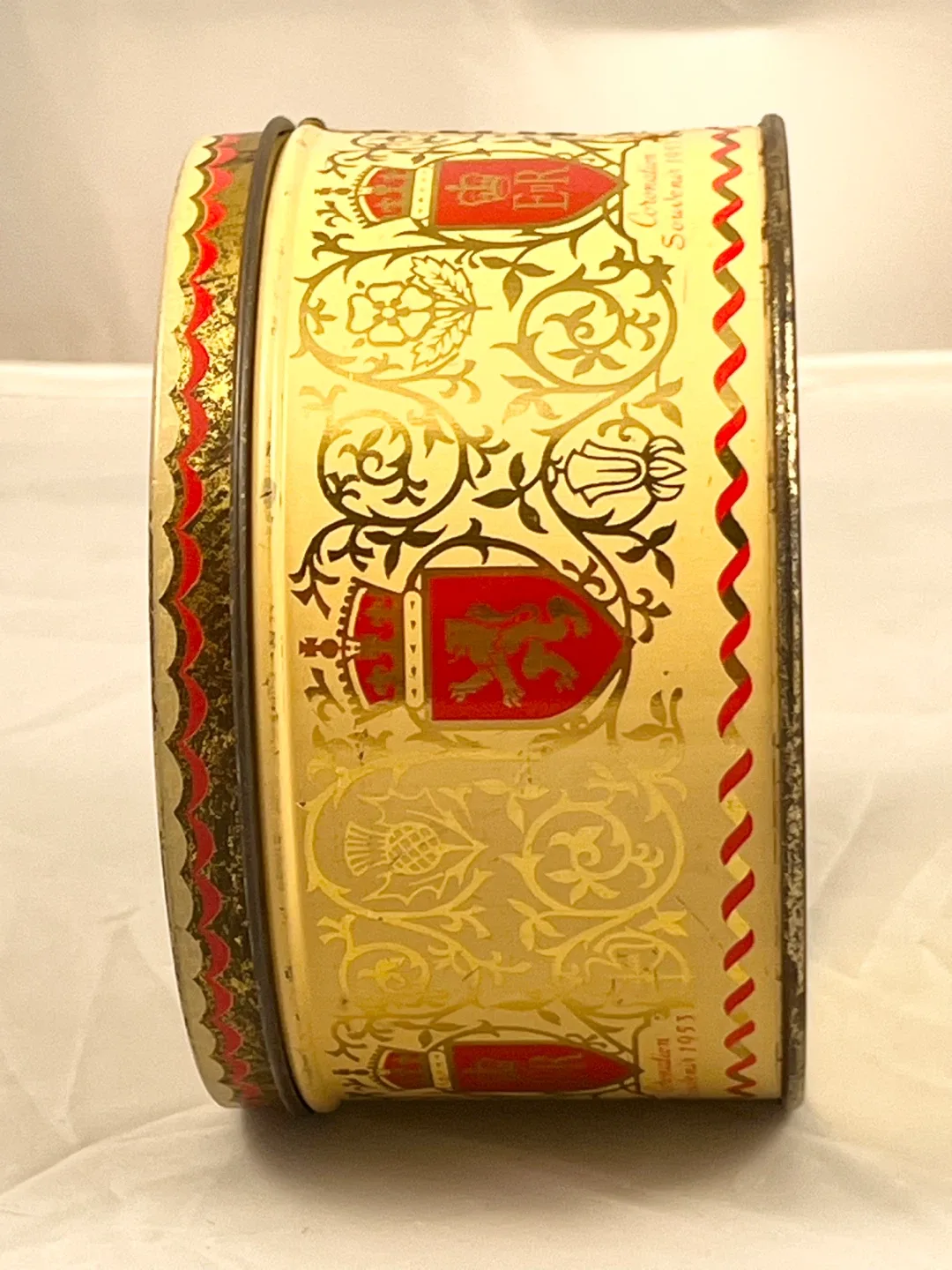 Mackintosh's Quality Street Souvenir Tin - 1953 image indicator(2)