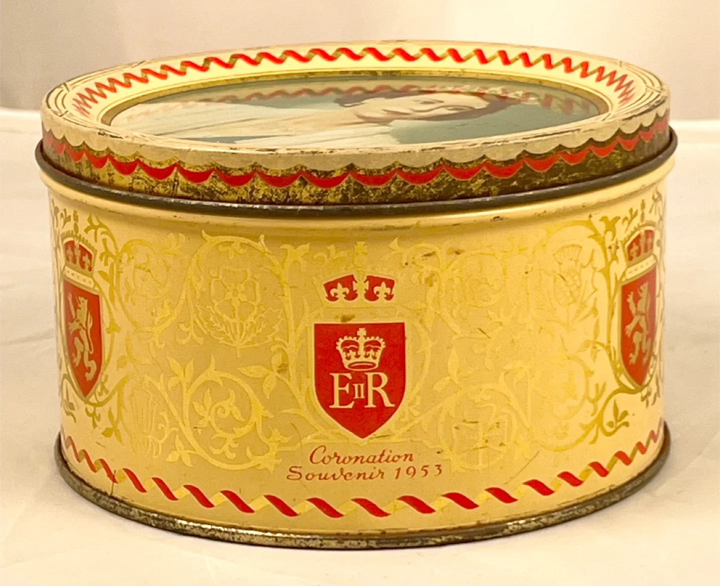 Mackintosh's Quality Street Souvenir Tin - 1953 image indicator(3)