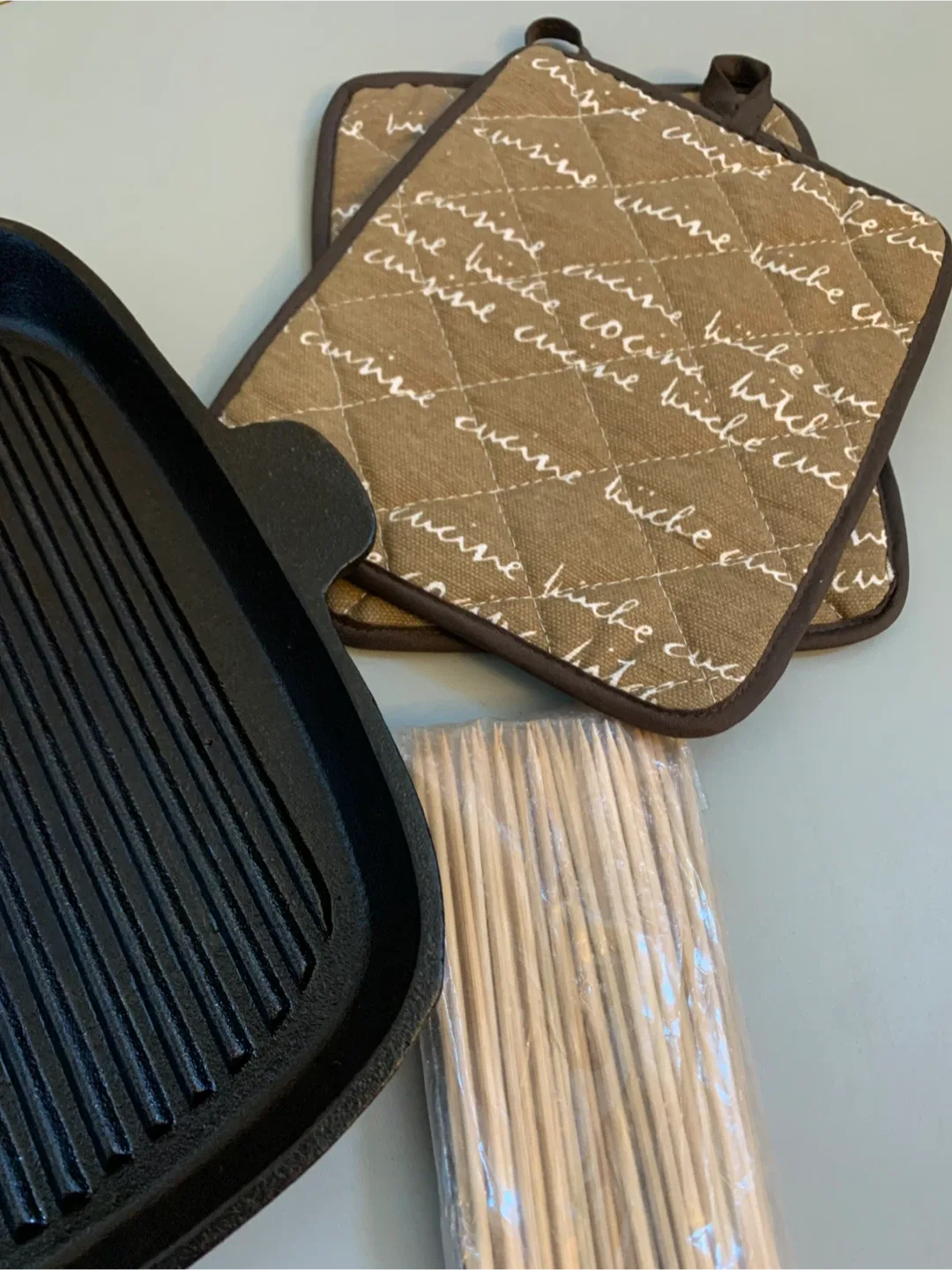 Cast Iron Grill Pan, Set of new pot holders & Skewers image indicator(3)