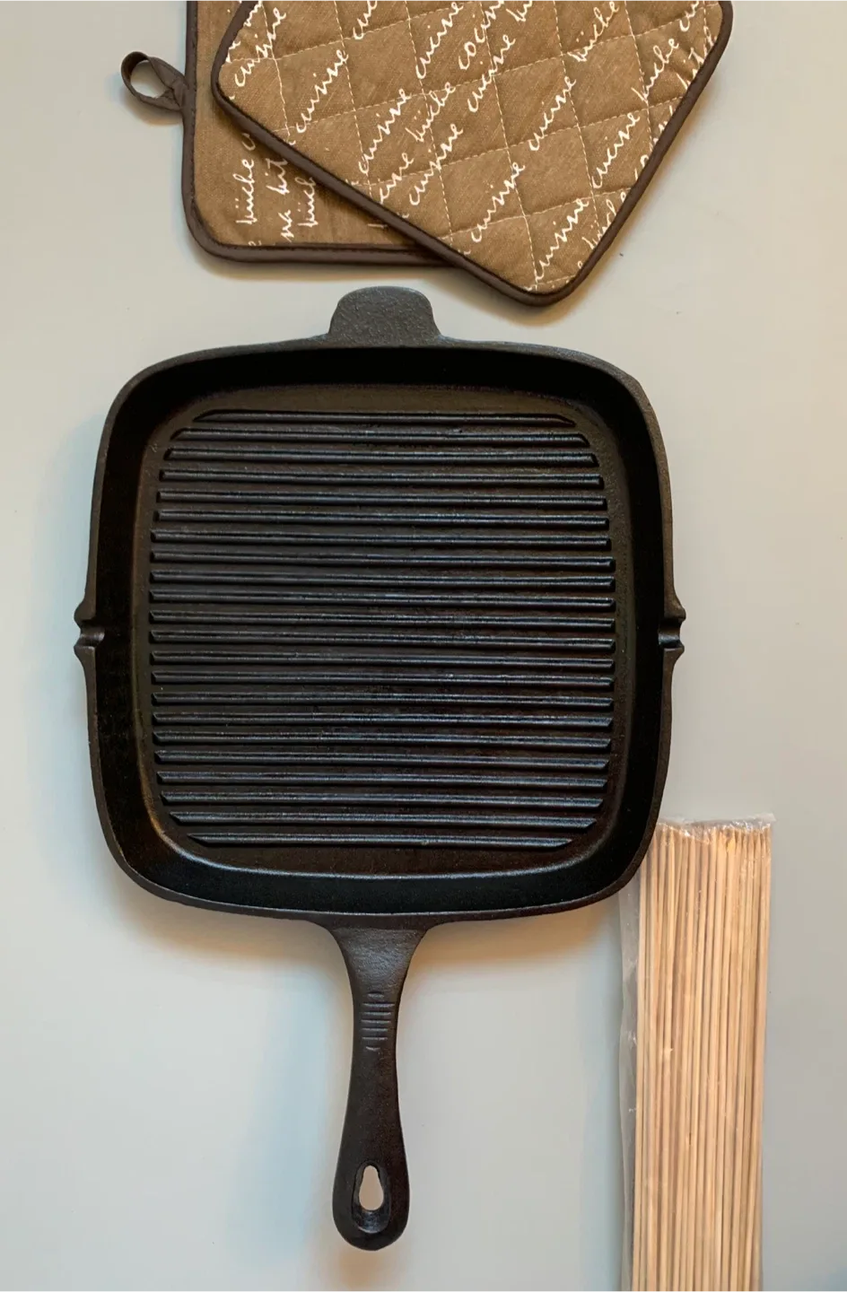 Cast Iron Grill Pan + 🆓 Set of pot holders & Skewers thumbnail
