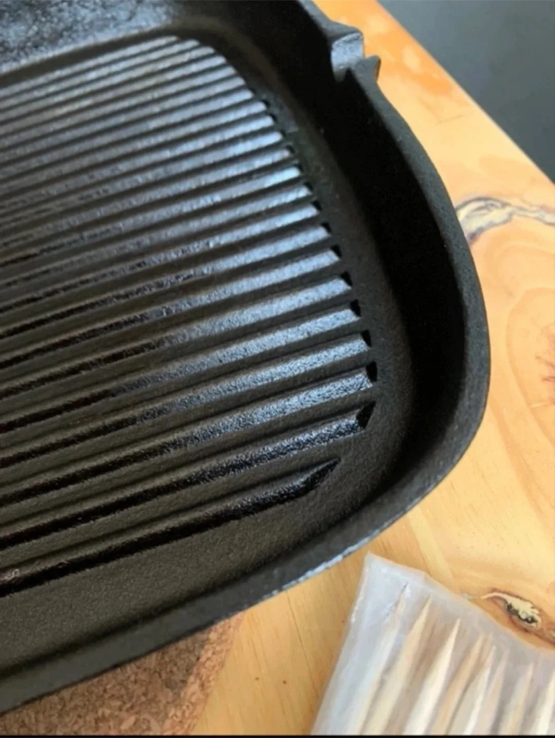 Cast Iron Grill Pan, Set of new pot holders & Skewers image indicator(7)