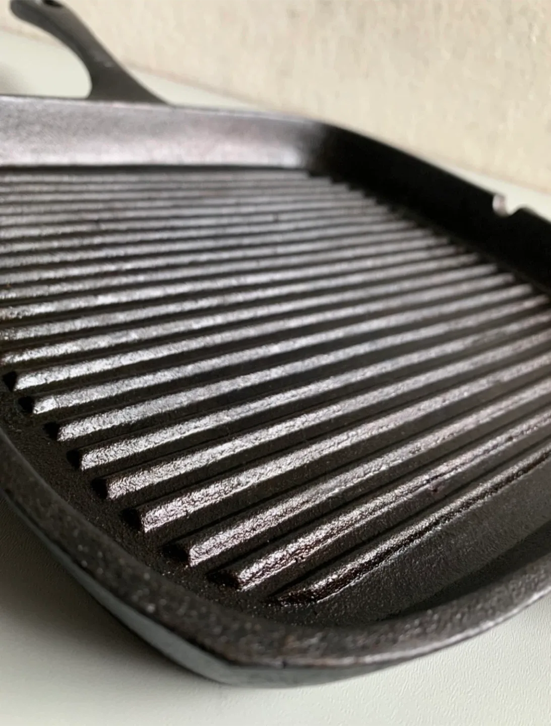 Cast Iron Grill Pan, Set of new pot holders & Skewers image indicator(6)