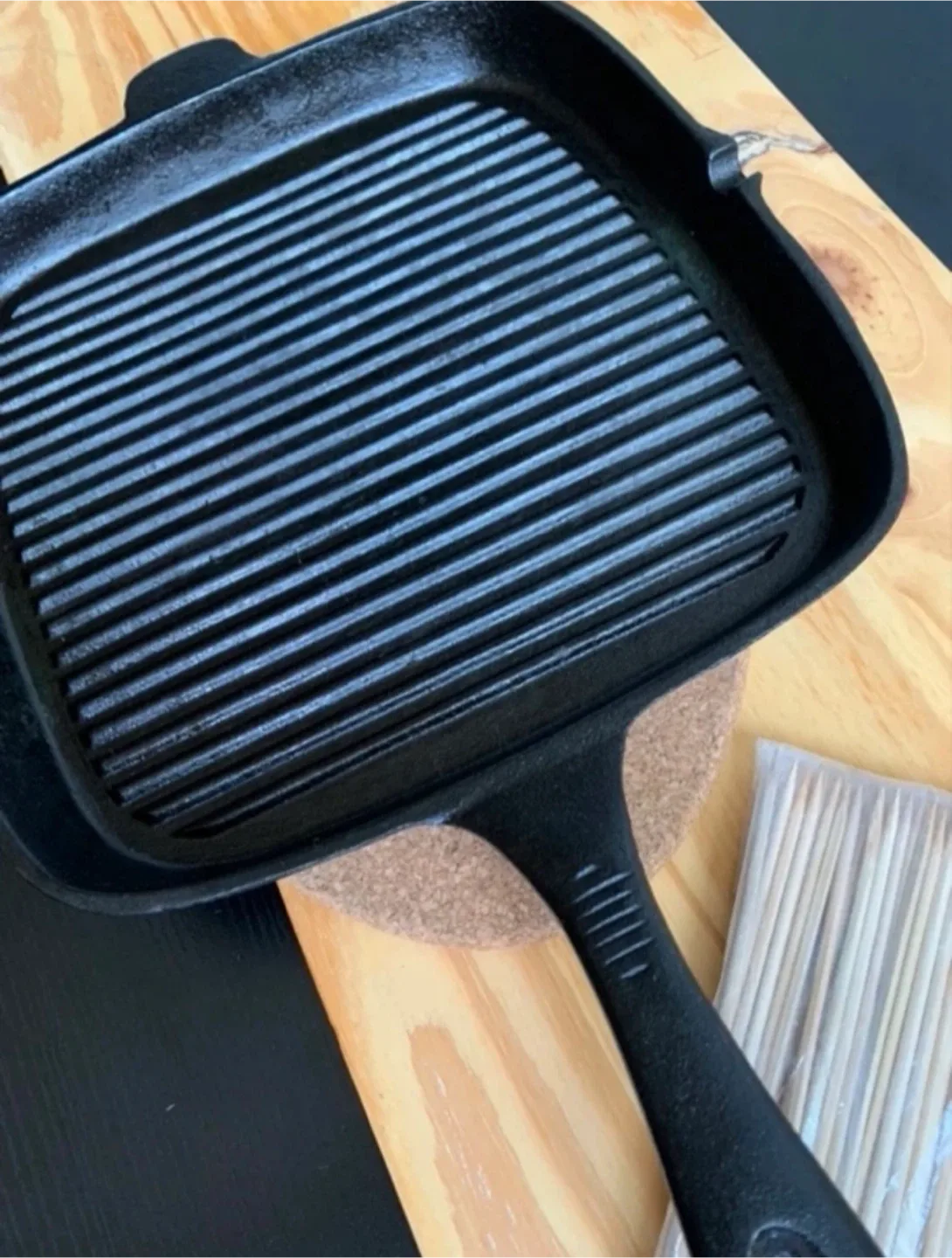 Cast Iron Grill Pan, Set of new pot holders & Skewers image indicator(5)