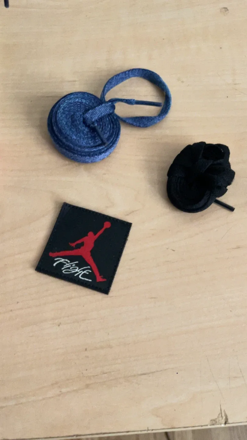 Air Jordan 4 Retro Rare Air image indicator(5)