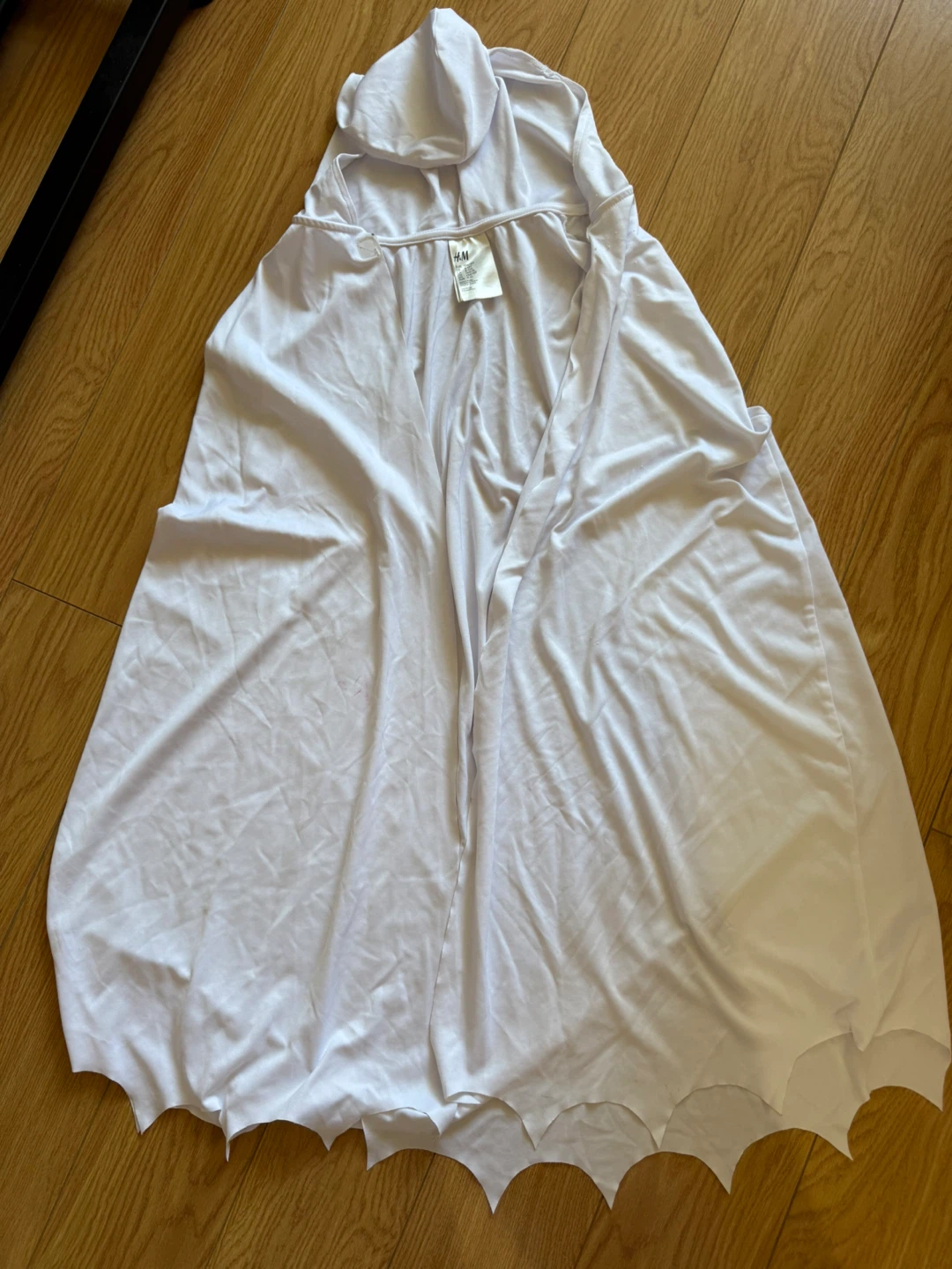 H&M White Halloween Costume Cape - Size M🧡