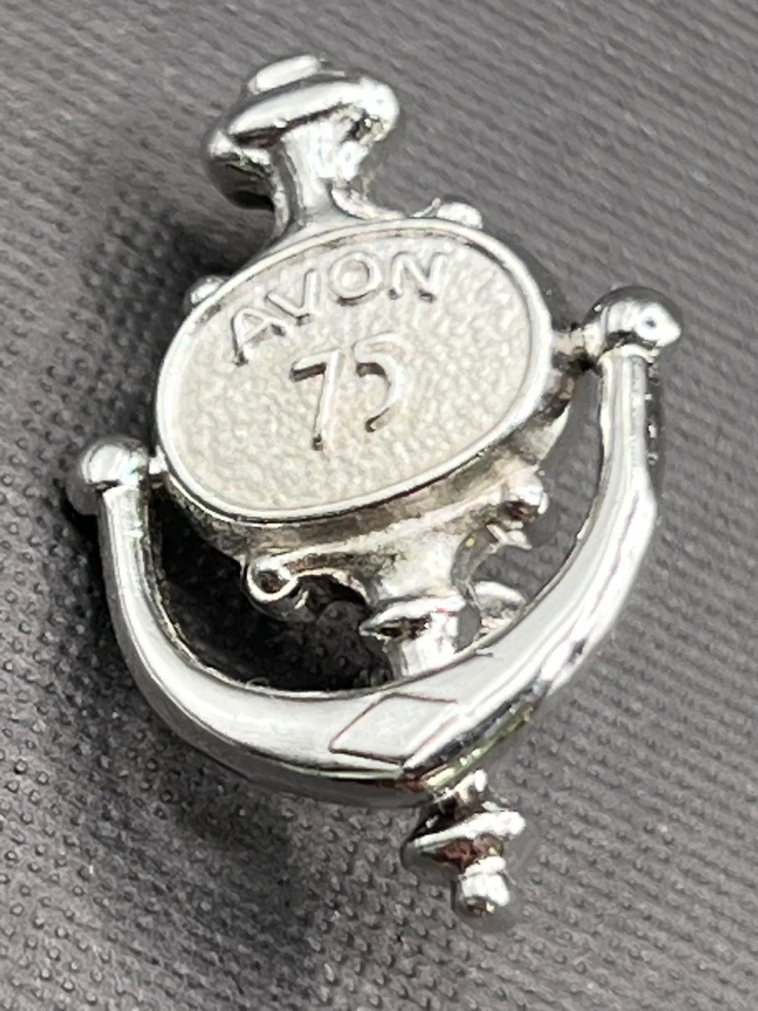 Vintage Avon  Brooches set of 4 image indicator(5)