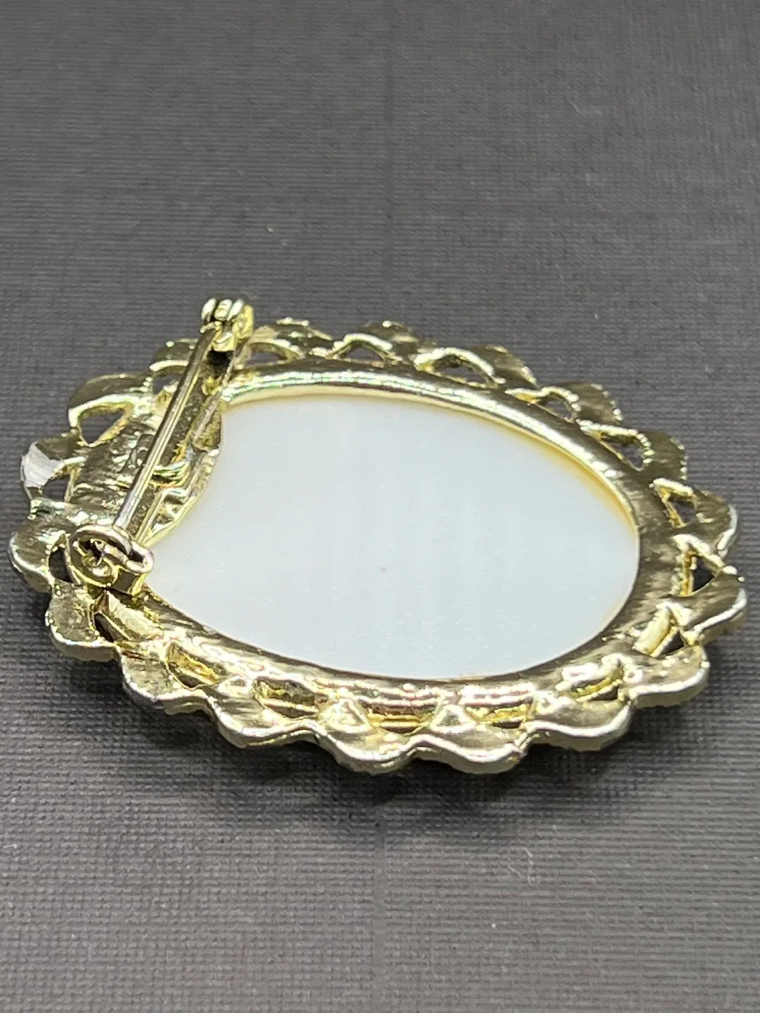 Vintage Brooch by Fragonard courting couple image indicator(4)