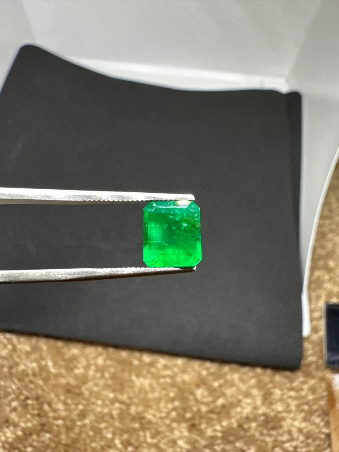 Beautiful Swat emerald Loose Stone 2.50 Carat image indicator(4)