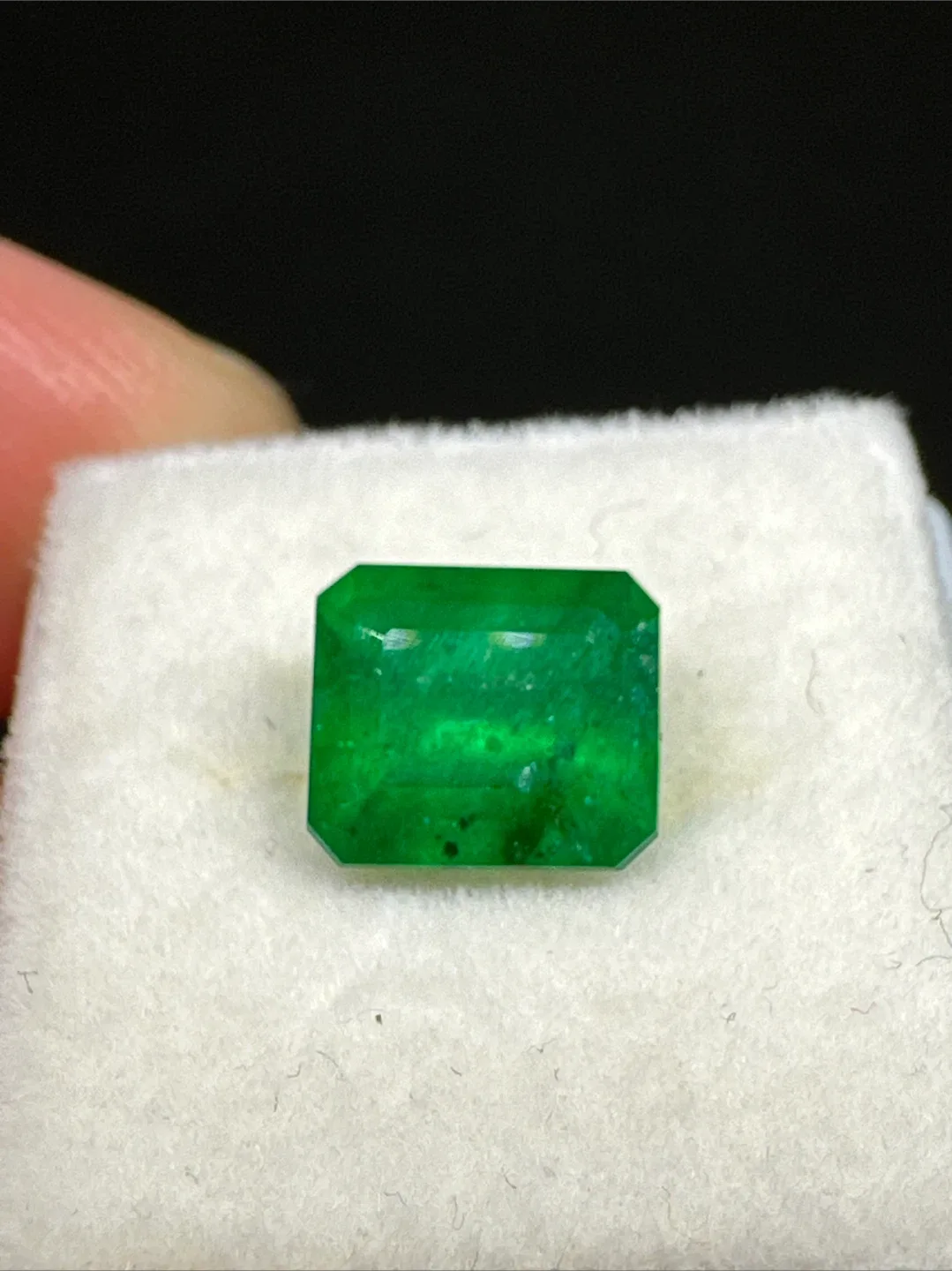 Beautiful Swat emerald Loose Stone 2.50 Carat image indicator(3)